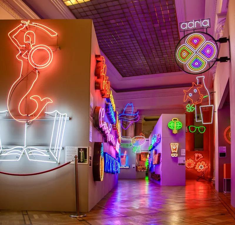 Exposition d’enseignes néon, avec la Syrenka © Neon Muzeum