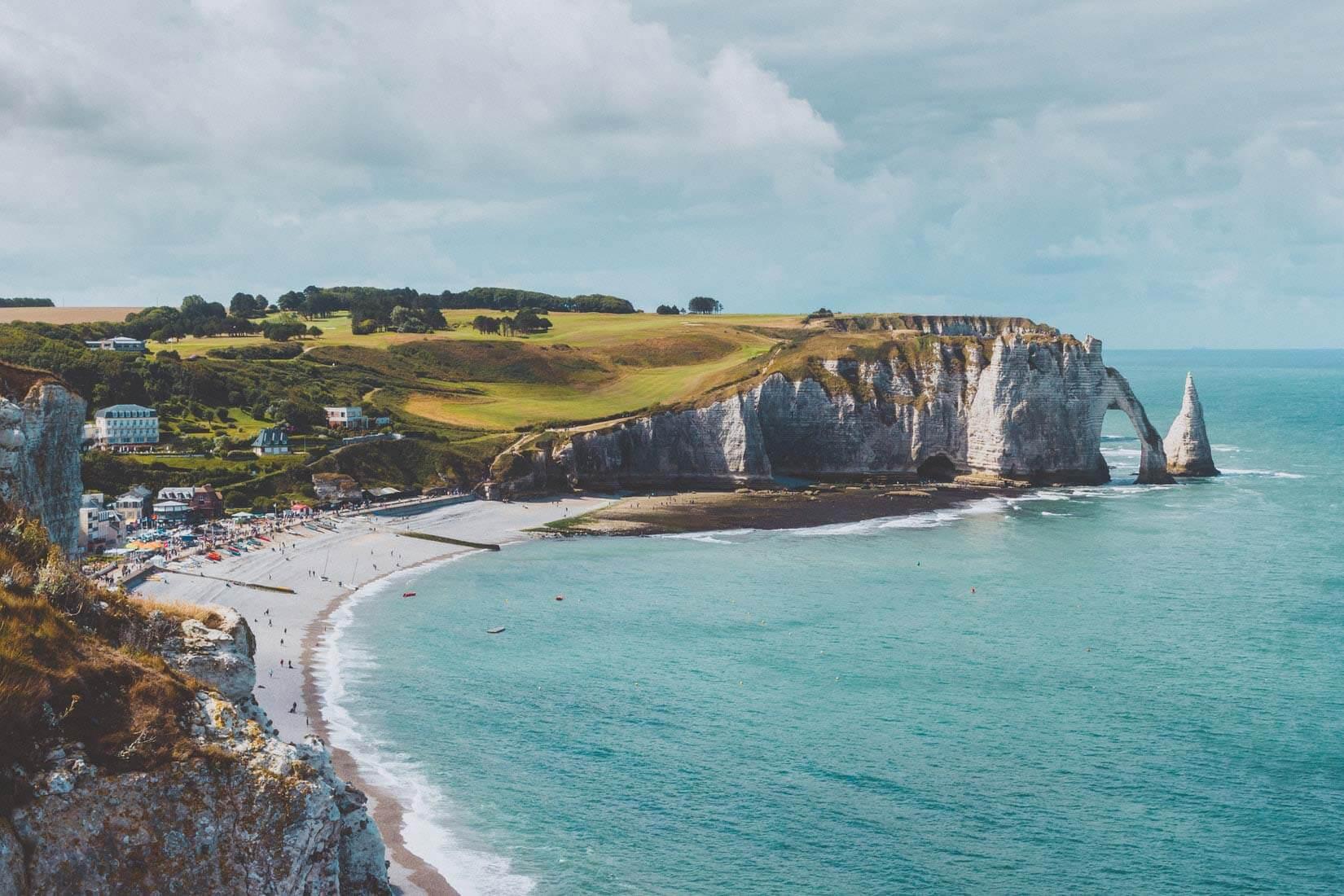 Les célèbres falaises d’Etretat se prolongent sur toute la côte normande © Ilnur Kalimullin