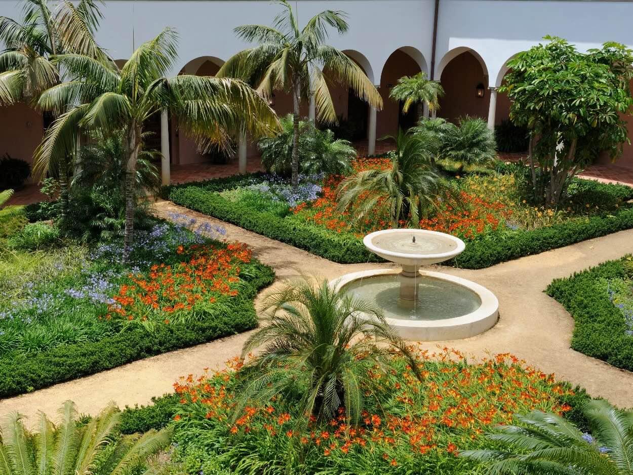 Les magnifiques jardins ornés de palmiers © Finca Cortesin