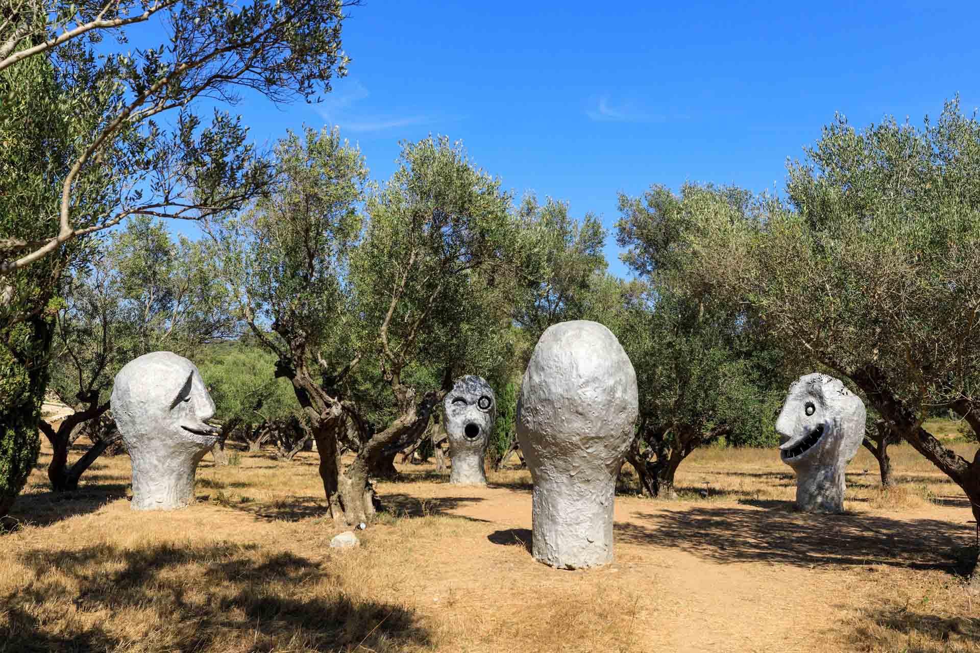 Les sculptures dans le domaine de la Fondation Carmignac © C. Moirenc