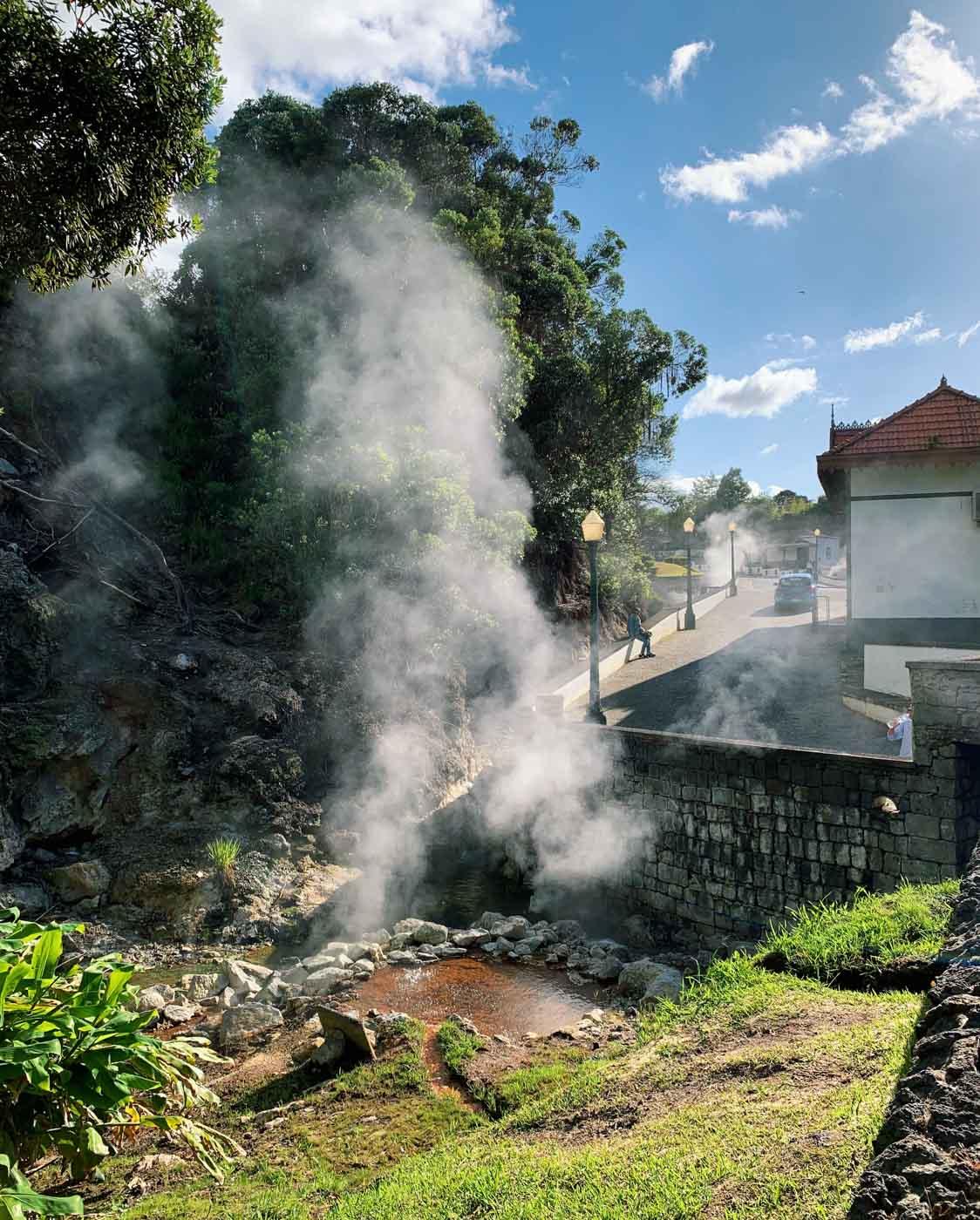 Au détour d’une rue du village de Furnas, des fumerolles et des sources bouillonnantes © YONDER.fr/PG