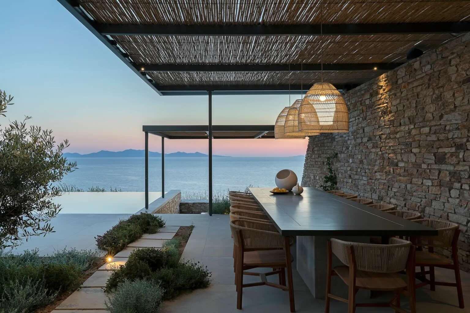 Seize convives peuvent s’attabler sous la pergola, face au coucher de soleil sur Paros. Les dîners d’été prennent ici toute leur ampleur, à Antiparos, dans les Cyclades. © Le Collectionist