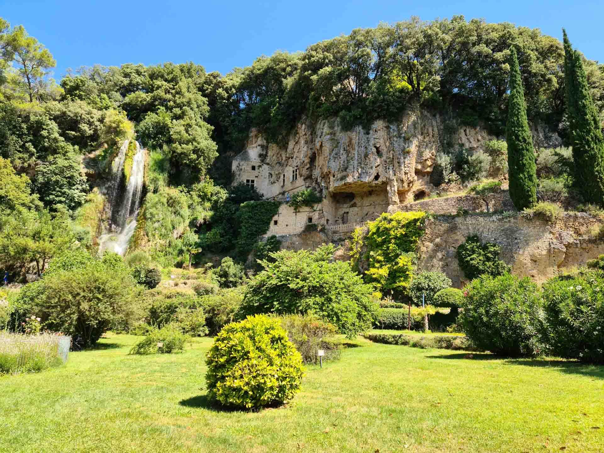Villecroze lors d’un itinéraire en Provence © AdobeStock