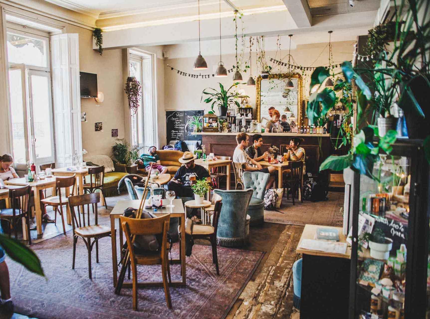 Pièce à vivre et bar de l’auberge de jeunesse HO36 © DR