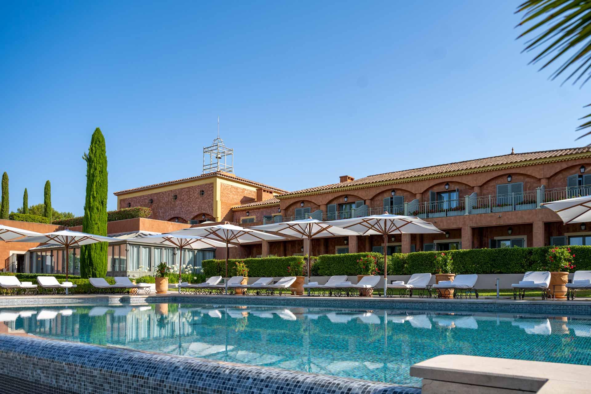 Vue de la piscine extérieure de l’hôtel © LiveandShoott