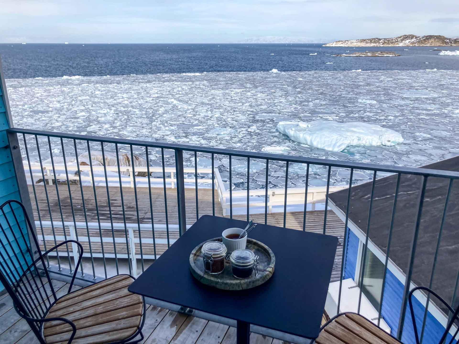 Lors de notre récent passage, un petit iceberg isolé avait eu la bonne idée de venir s’attarder juste en face de la large terrasse. En guère plus d’une journée, des vents forts et le ressac allaient le casser en deux, puis l’éliminer presque entièrement, laissant une mer parfaitement bleue.