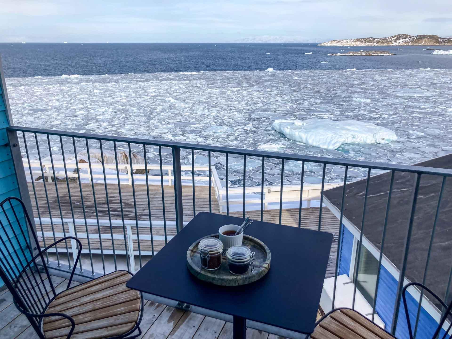 Lors de notre récent passage, un petit iceberg isolé avait eu la bonne idée de venir s’attarder juste en face de la large terrasse. En guère plus d’une journée, des vents forts et le ressac allaient le casser en deux, puis l’éliminer presque entièrement, laissant une mer parfaitement bleue.