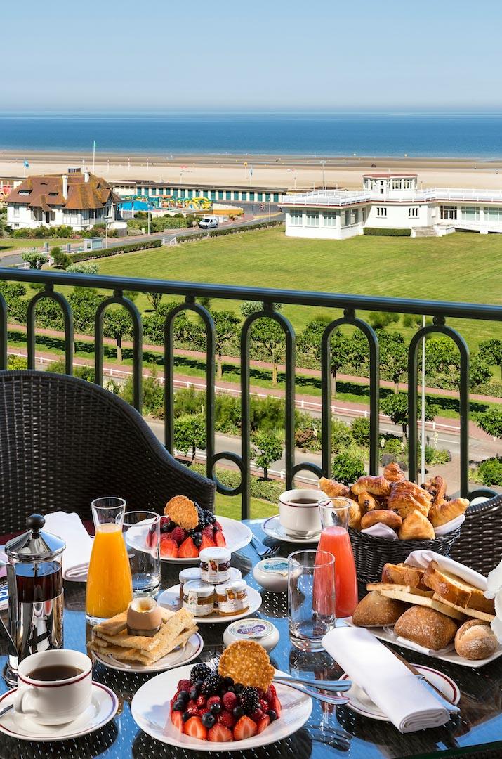 Un petit-déjeuner en famille face à la mer