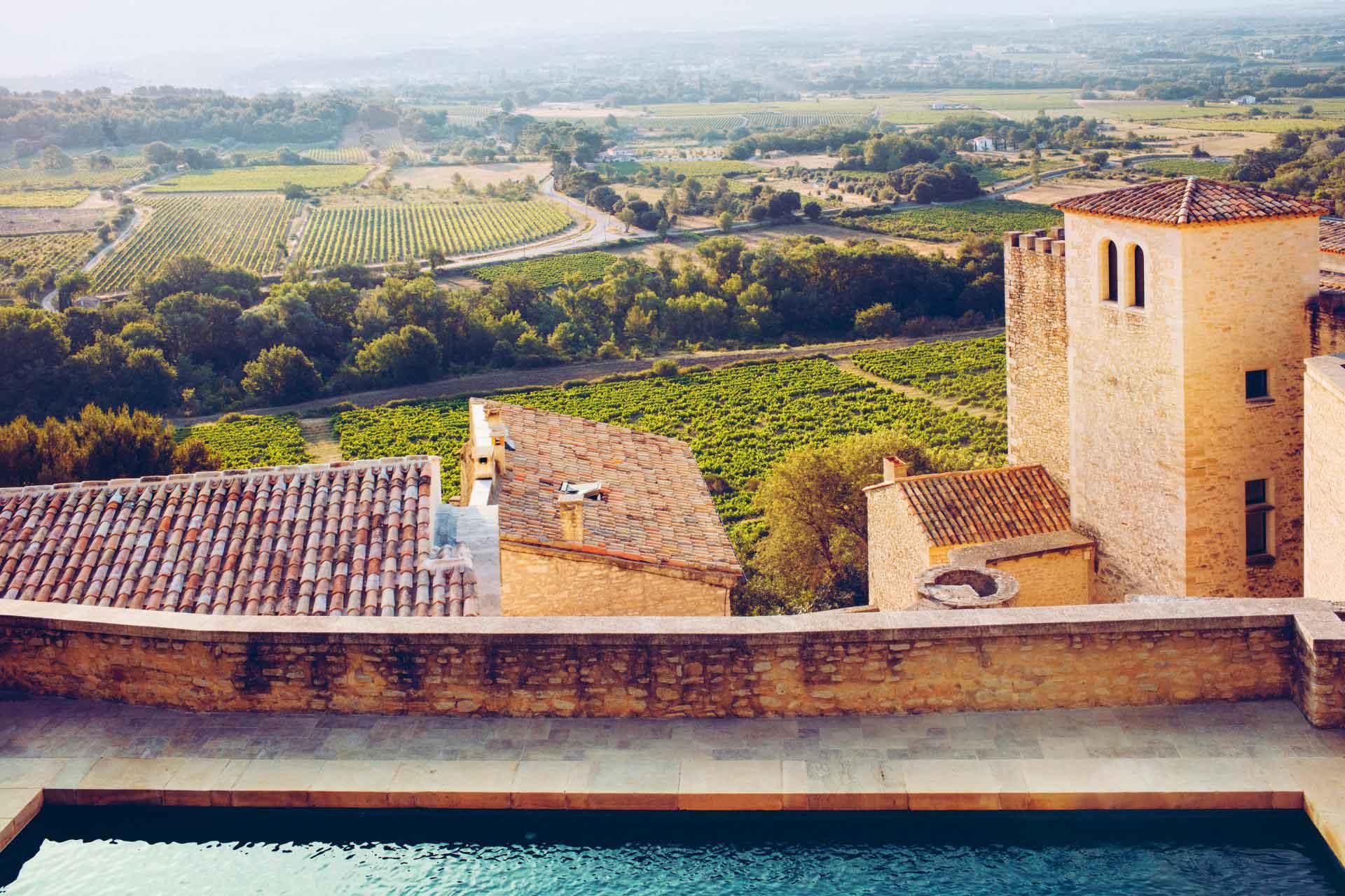 La vue imprenable sur les vignes depuis la piscine de l’hôtel Crillon le Brave © Crillon le Brave