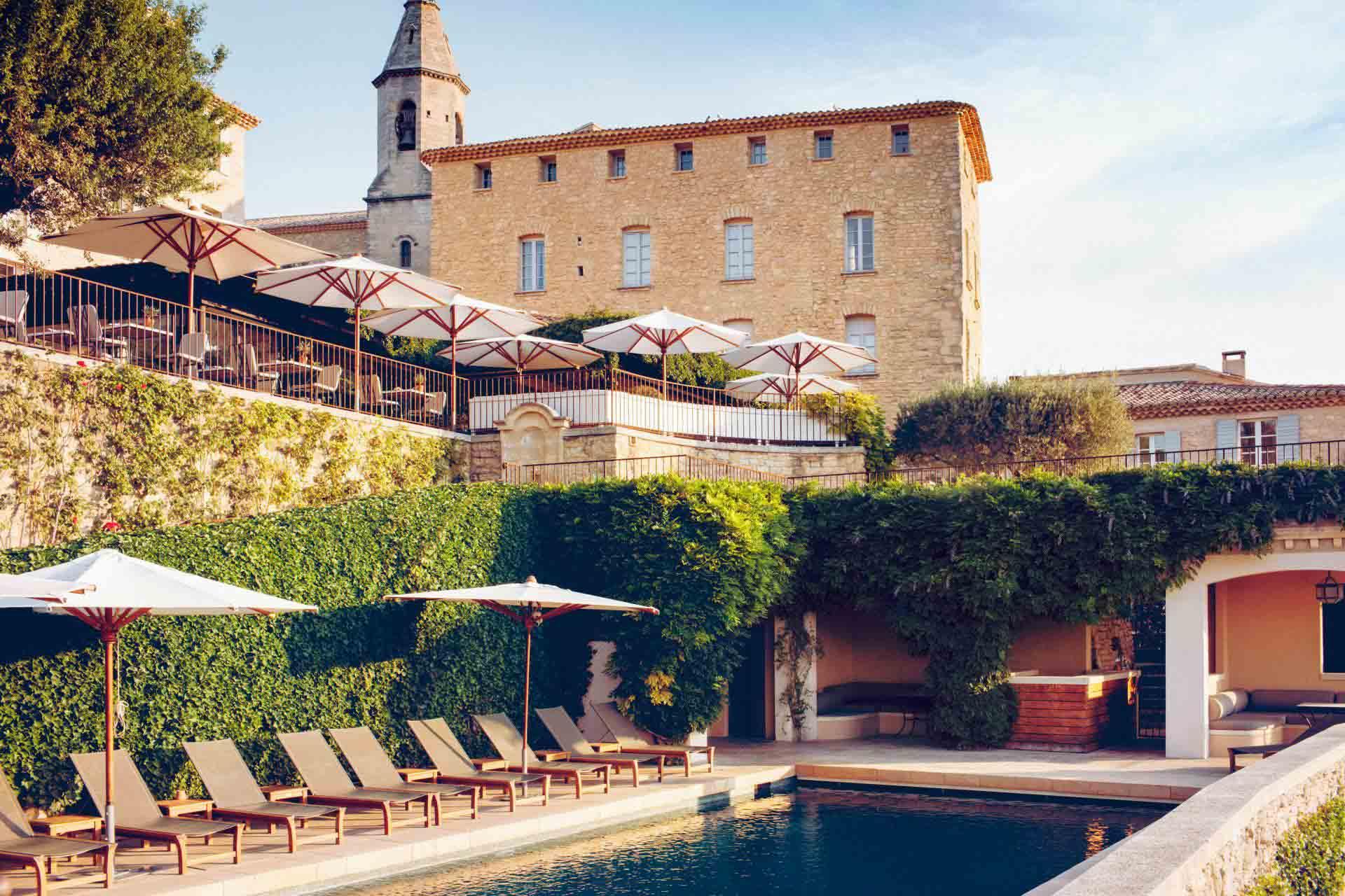 La piscine de l’hôtel Crillon Le Brave © Matthieu Salvaing