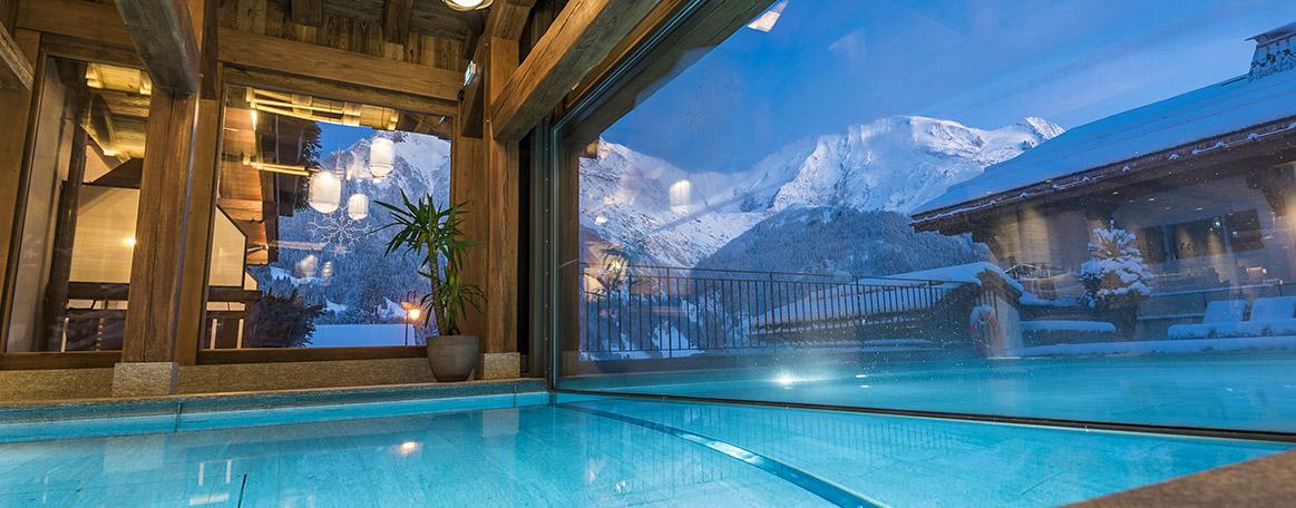 À l’Armancette, la piscine intérieure extérieur est chauffée à 37°C © Armancette