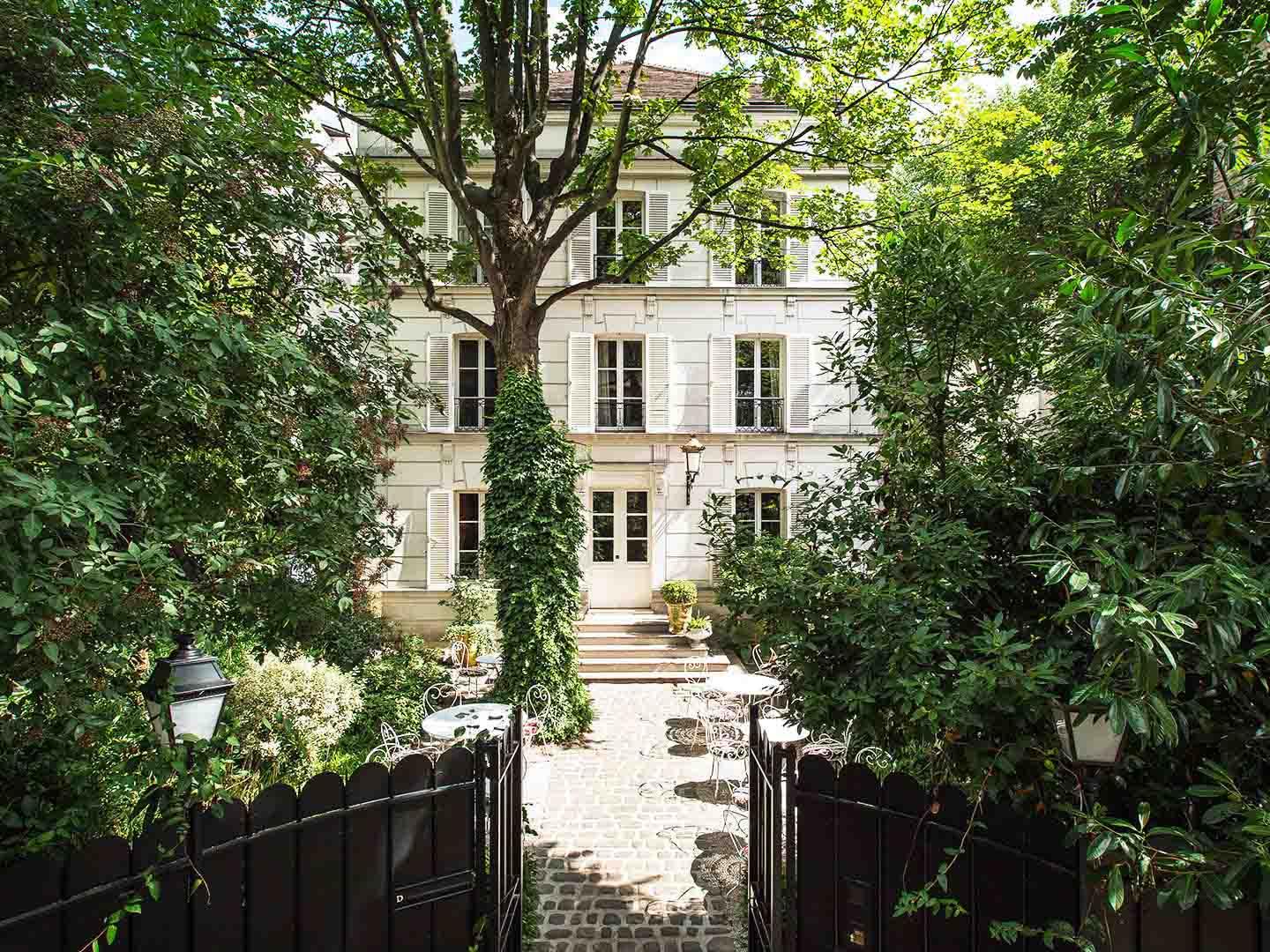 L’Hôtel Particulier à Montmartre, logé derrière un épais rideau de végétation © DR