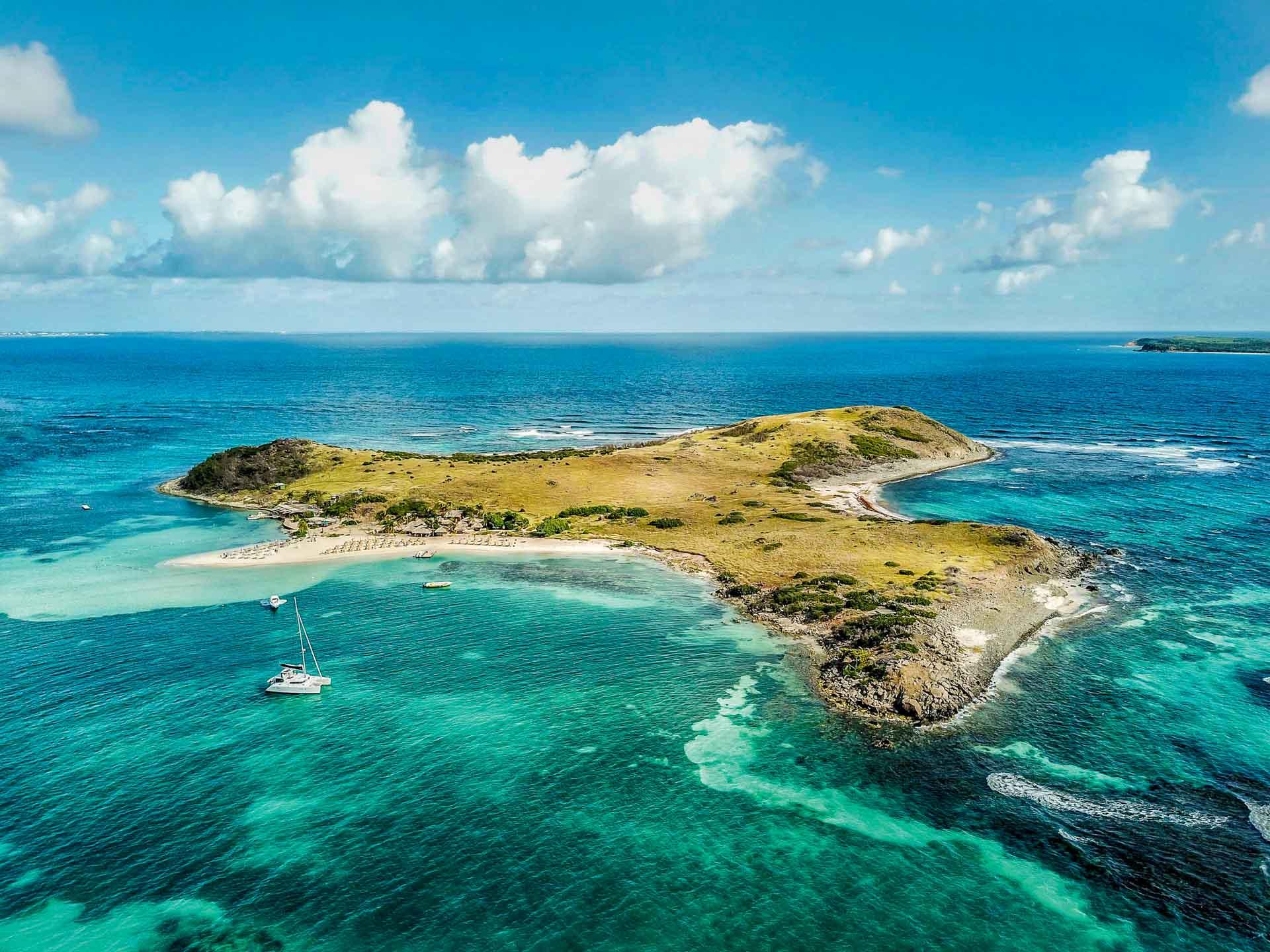 L’ile Pinel est entourée d’un camaïeu de bleus © DR