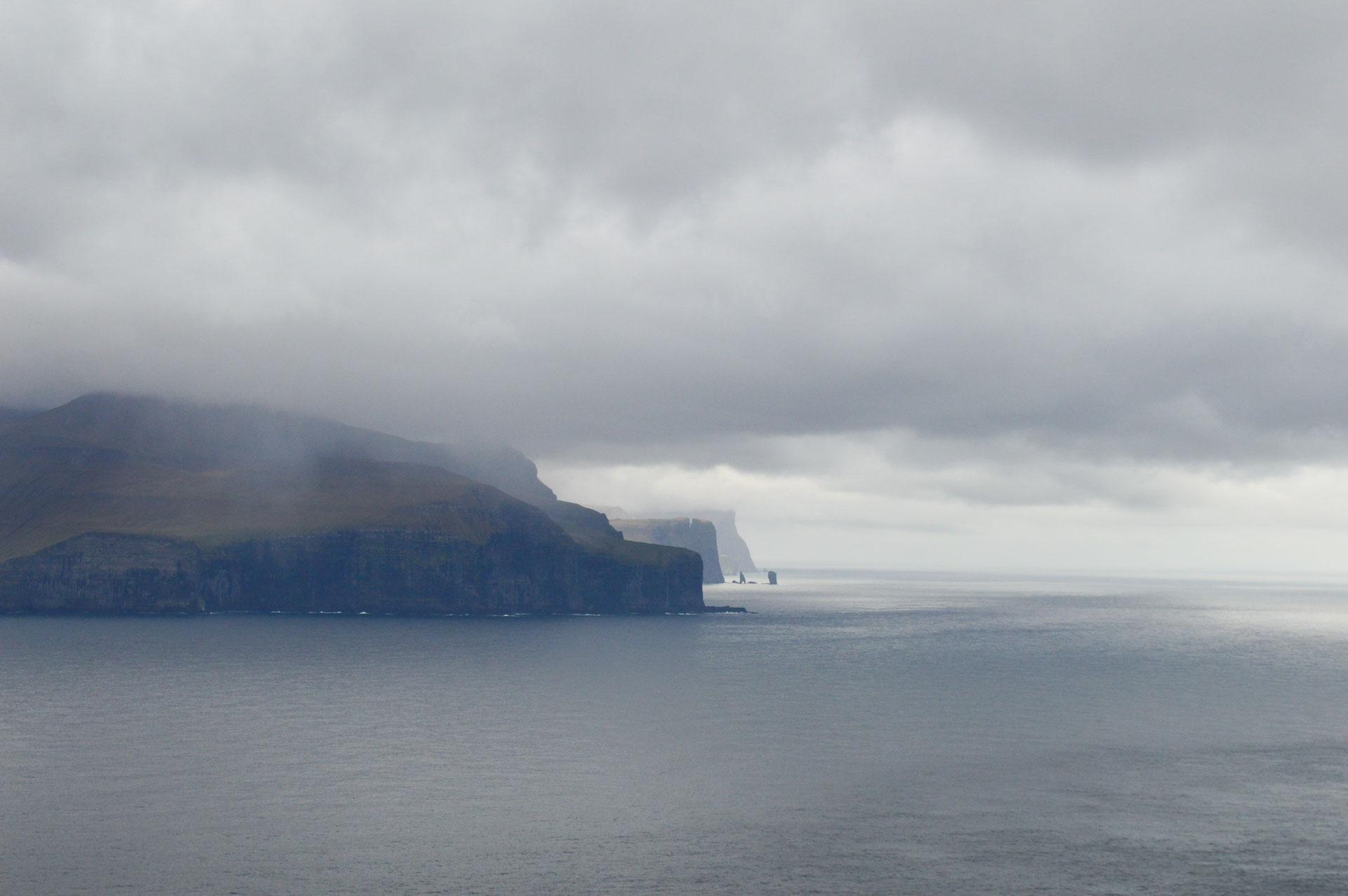 Le géant et la sorcière, plantés dans l’eau à une quinzaine de kilomètres du phare de Kallur © PG|YONDER.fr