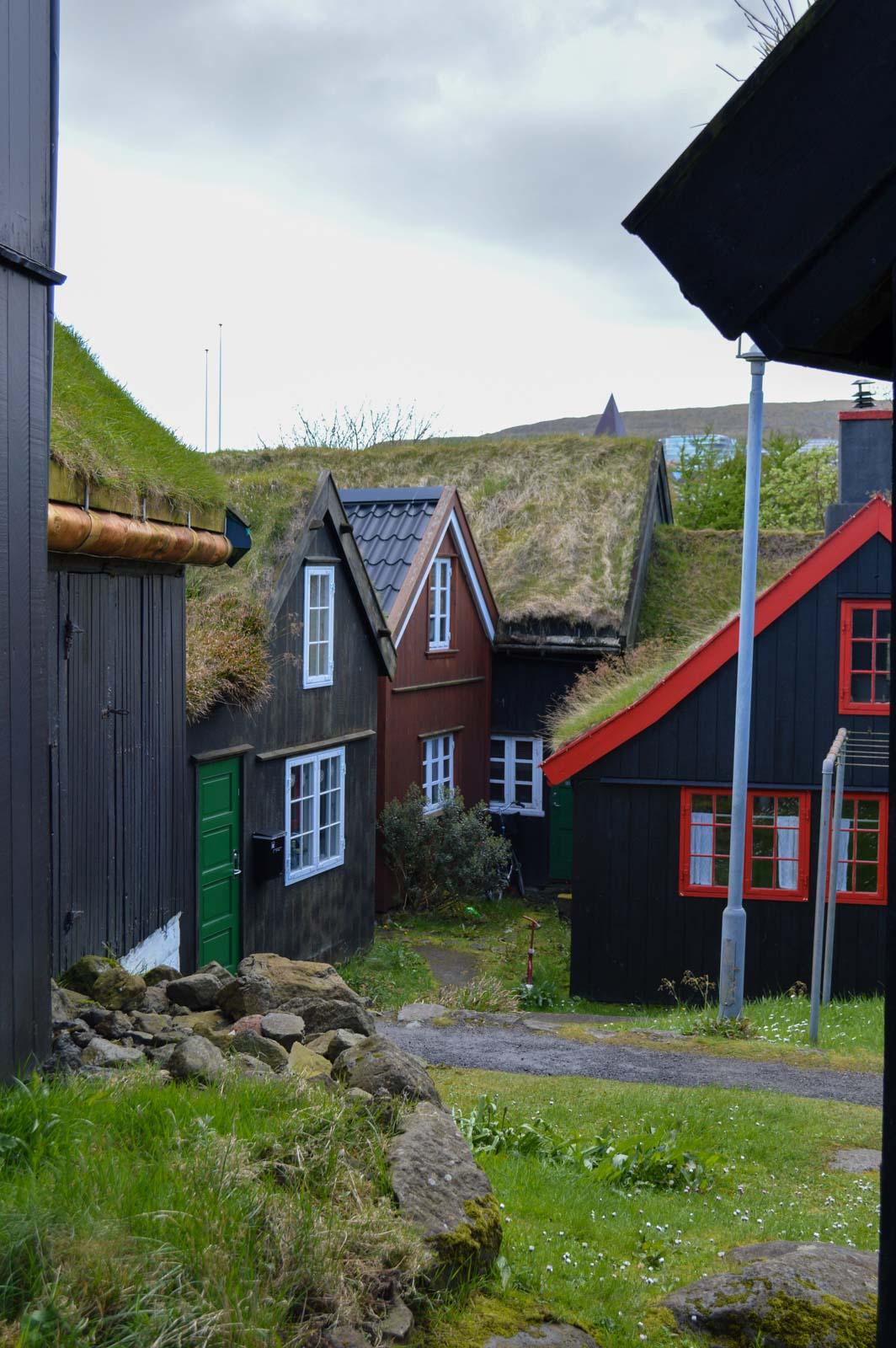 Le vieux quartier de Reyni et ses maisons au toits en tourbe © PG|YONDER.fr