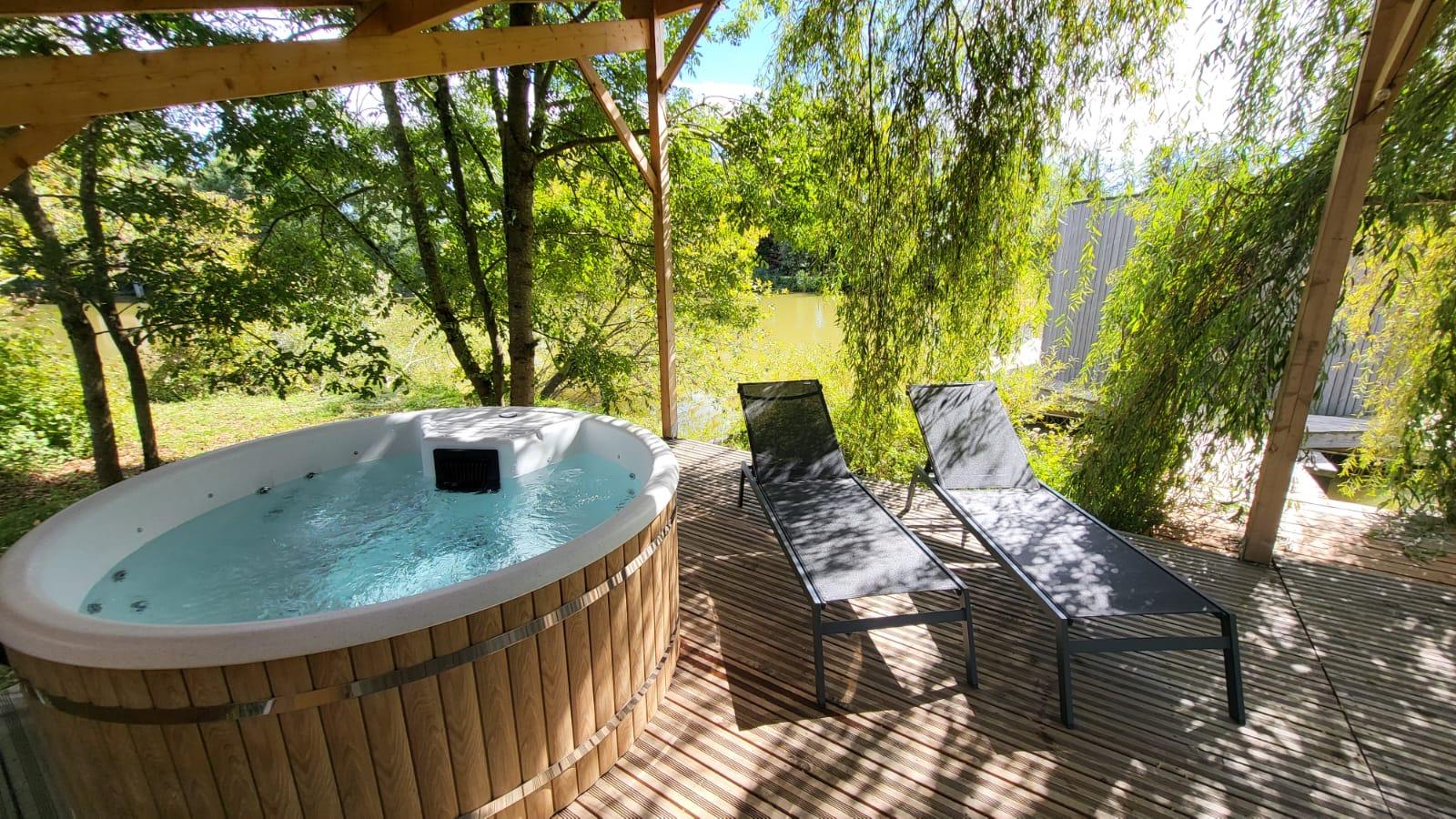 Le jacuzzi dans le Domaine des Feuilles 