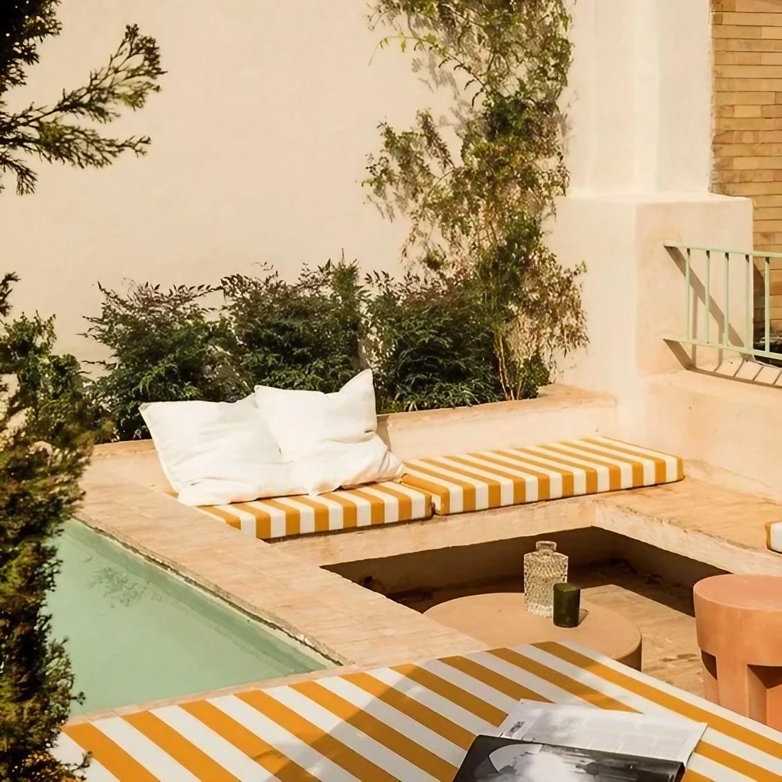 Détente au bord de la piscine de Momoamo © Momoamo