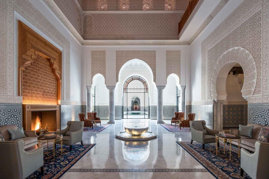 Lobby de l’hôtel de luxe avec artisanat marocain © The Oberoi Marrakech  