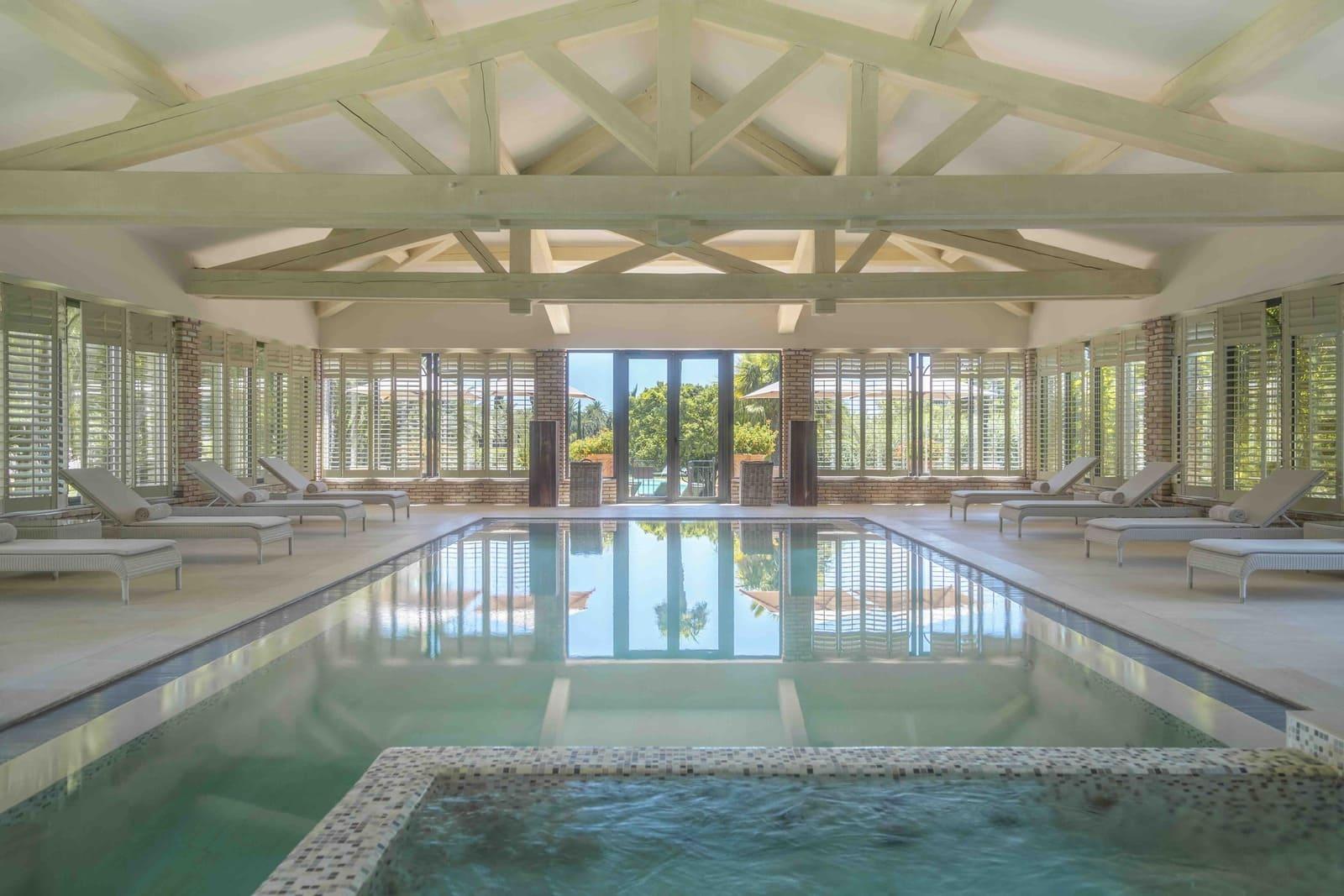 La piscine intérieure de l’hôtel © Château de Valmer