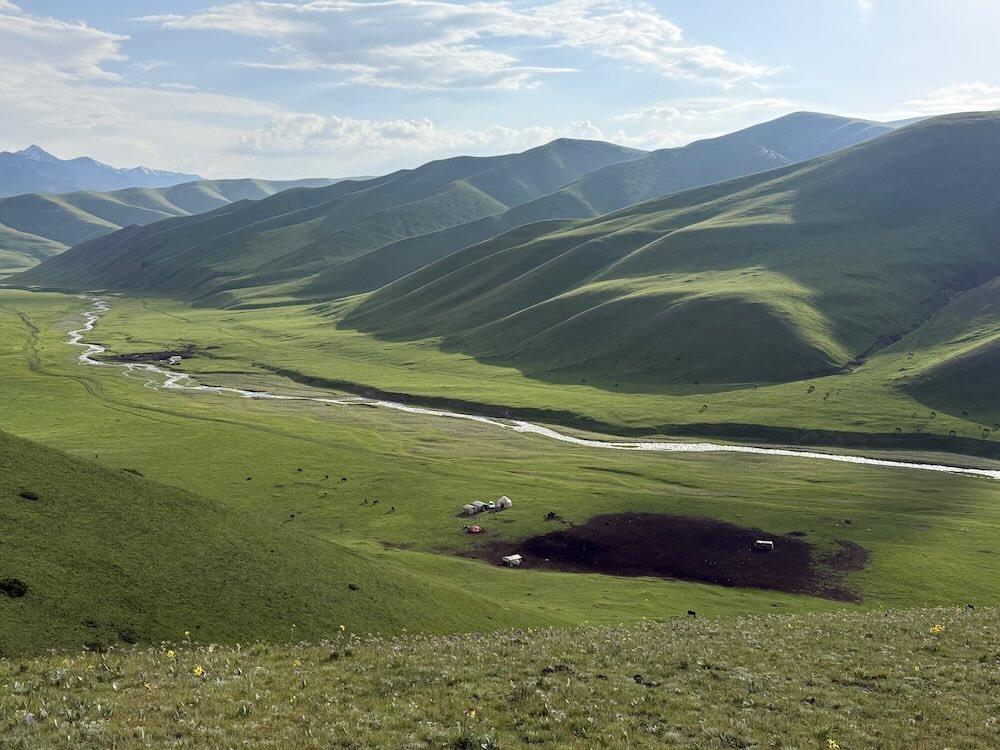 L’été, les familles semi-nomades installent leur campement au plus près des pâturages © DR