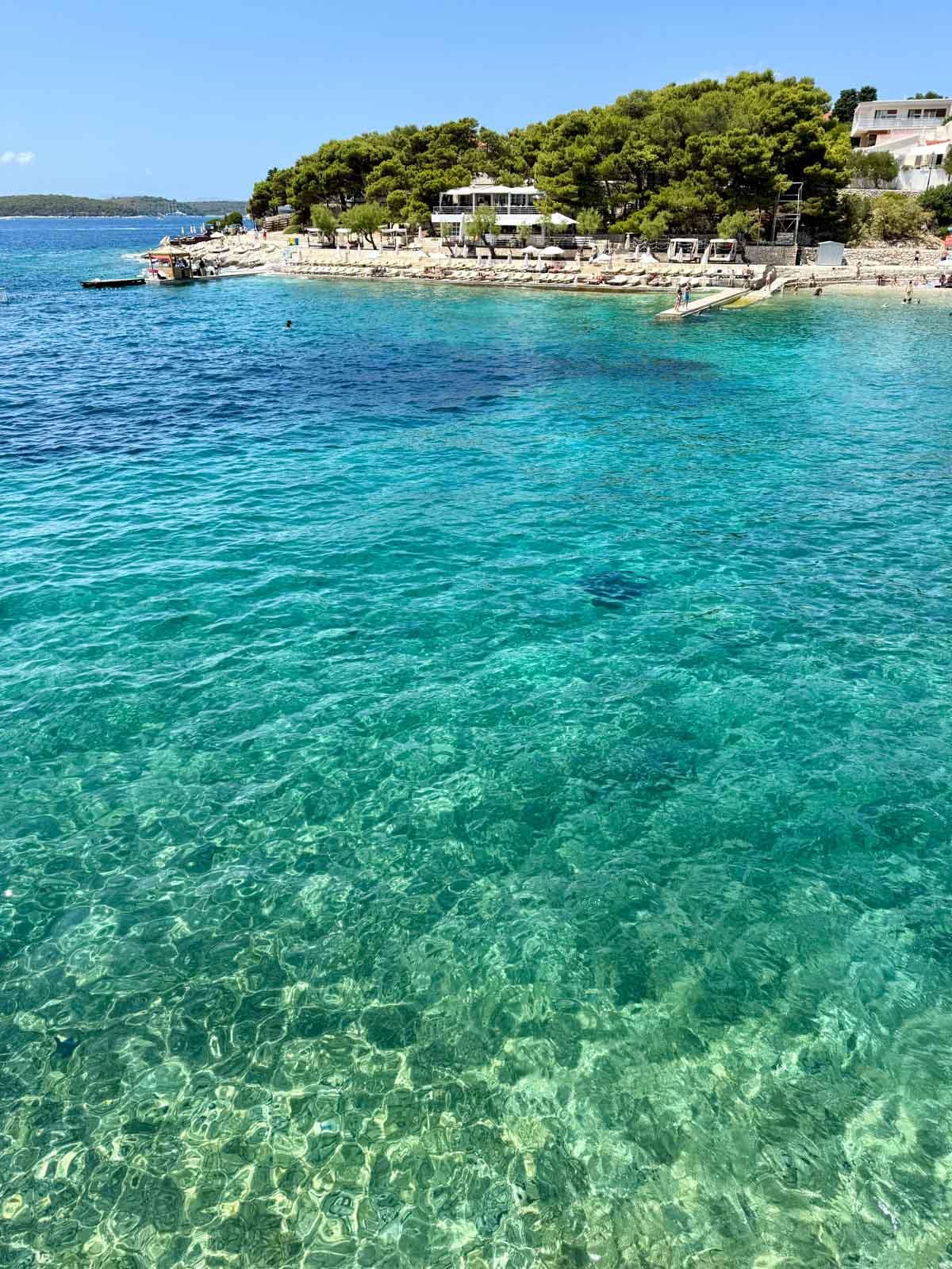 Les eaux de Hvar appellent à la baignade © Emmanuel Laveran
