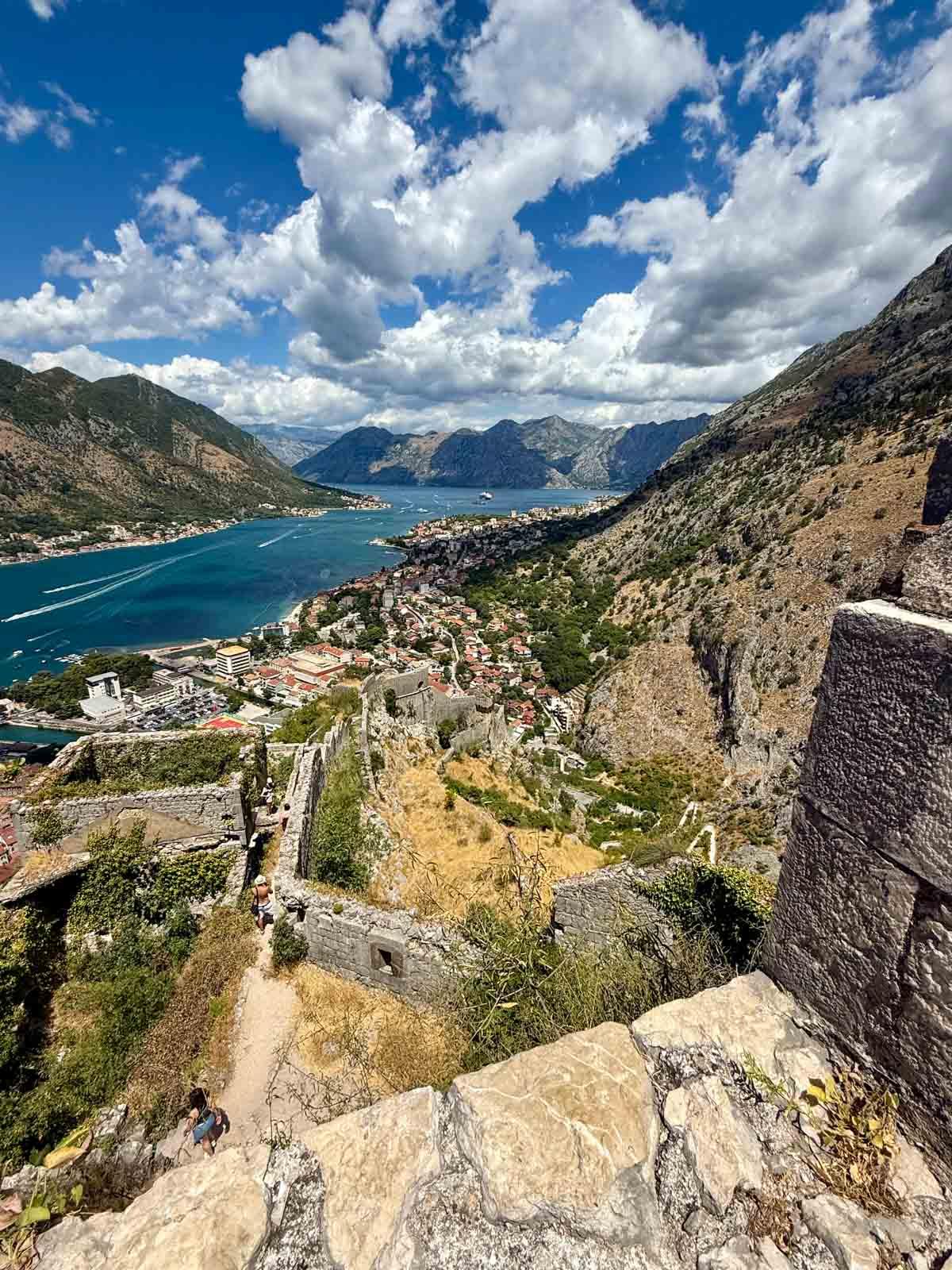 Le chemin qui mène au sommet de la forteresse de Kotor © Emmanuel Laveran