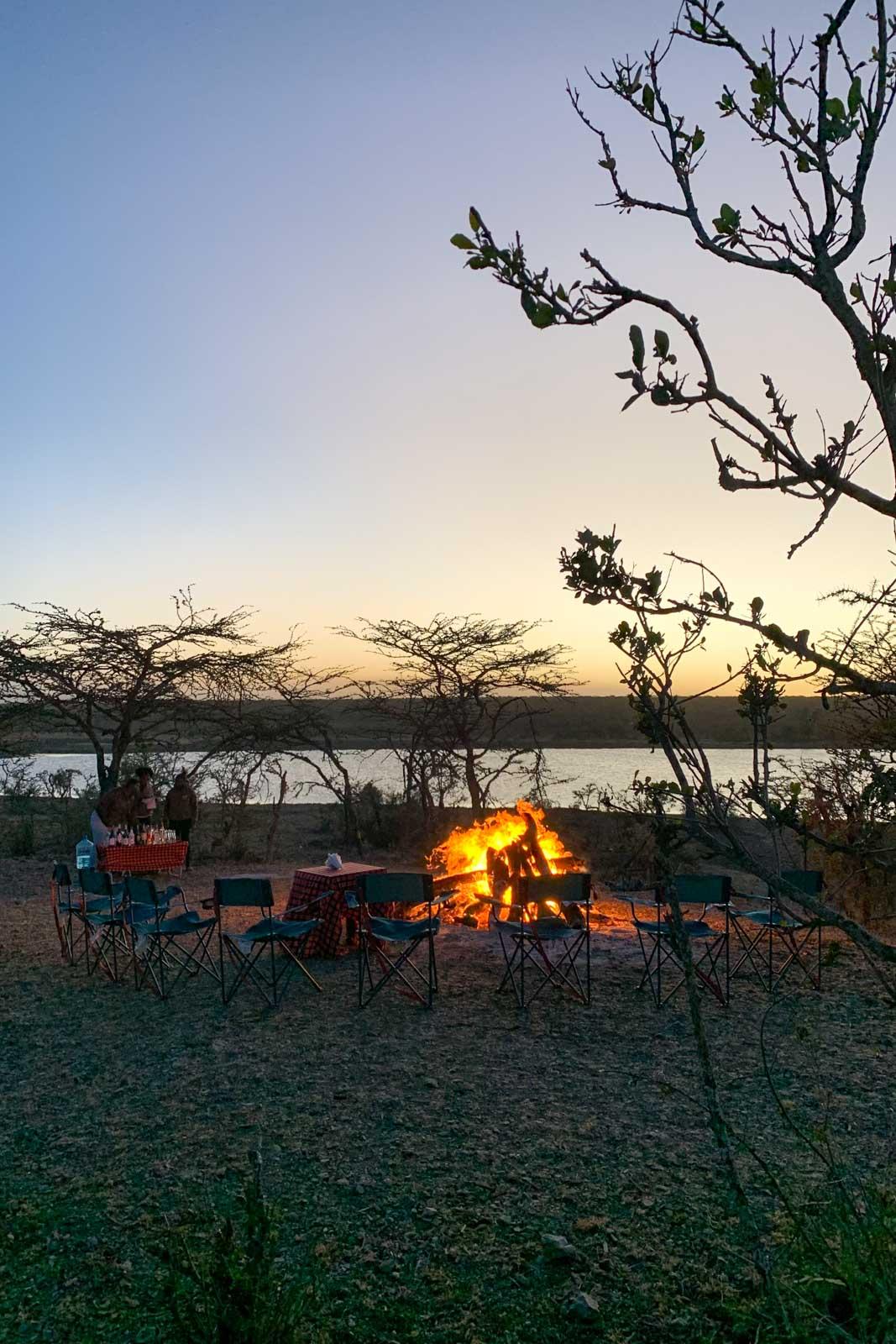 Le coucher de soleil autour du feu © PG