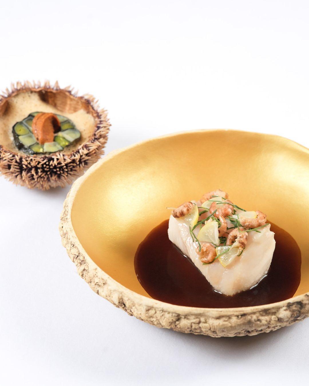 Sébaste de Méditerranée à la sauce Genevoise, crevette grises et pickles de key lime, oyster leave, poireaux crayons aux algues nori et langues d’oursins