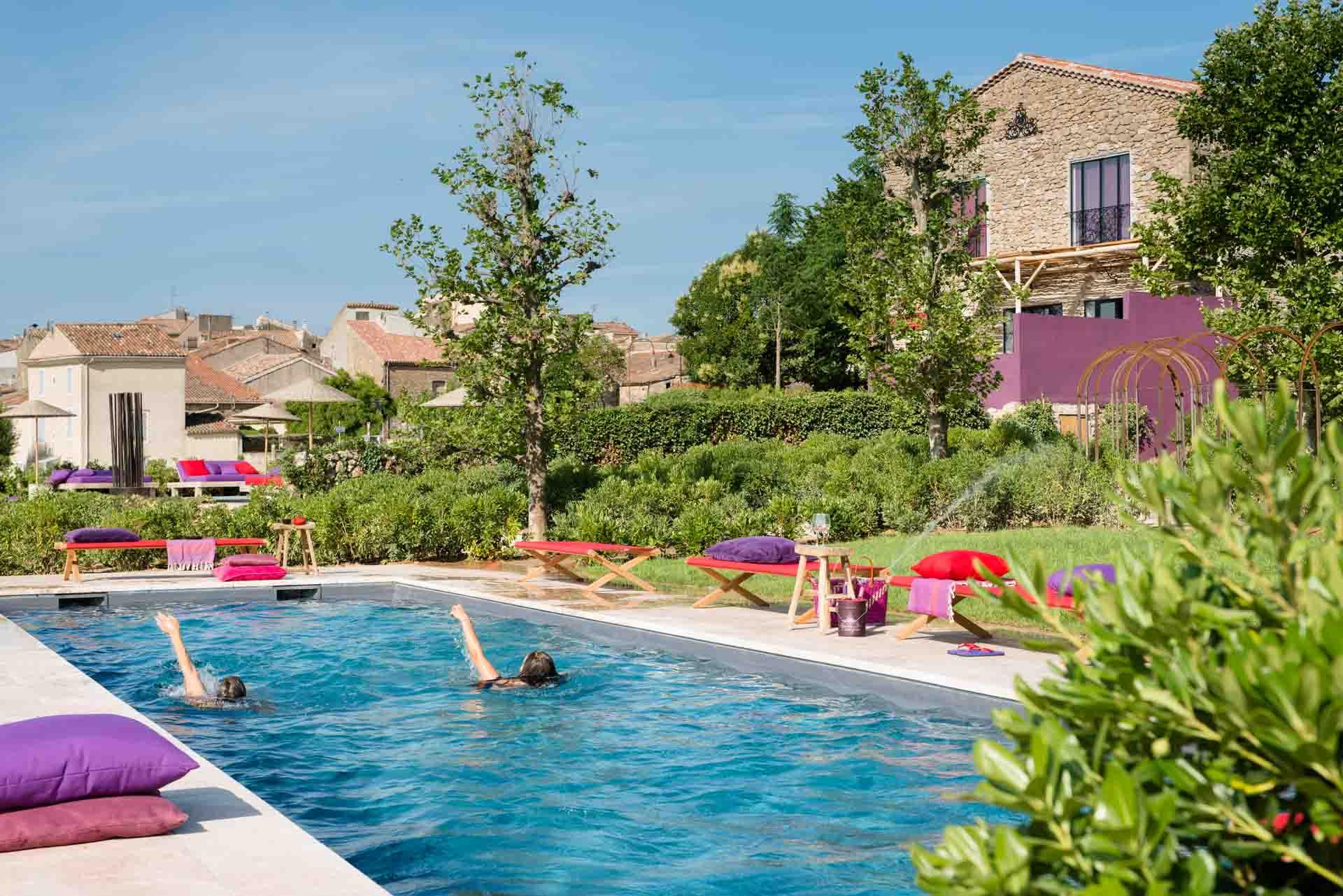 La Maison des Amis et ses deux piscines accessibles aux hôtes © DR