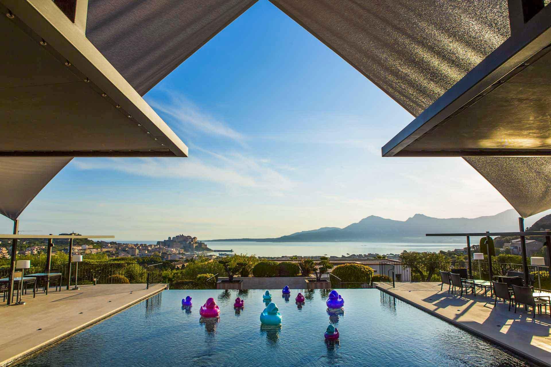 La piscine de La Villa domine la baie de Calvi © DR