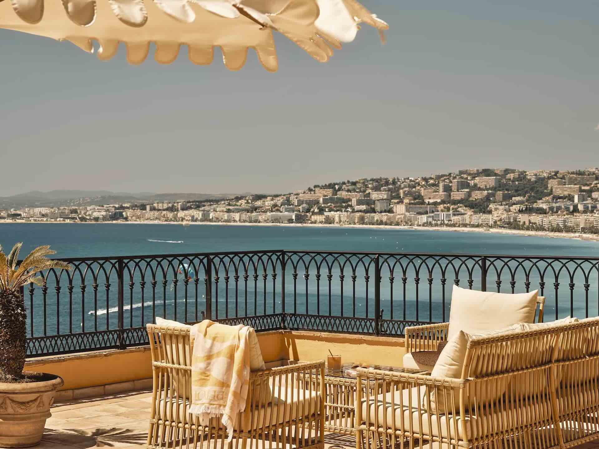 Depuis les hauteurs, toute la baie des Anges s’offre aux mariés et à leurs invités © Hôtel La Pérouse