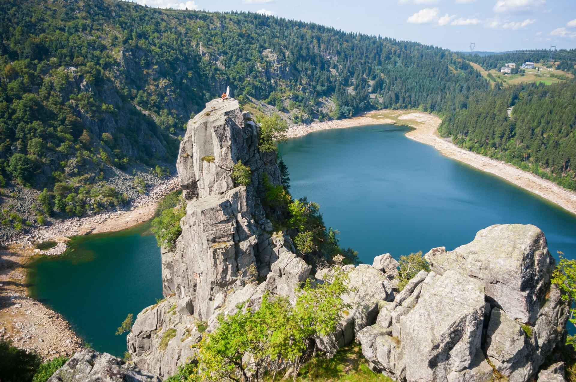 Le rocher Hans surplombant le Lac Blanc dans les Vosges alsaciennes © jetlagmat - adobestock