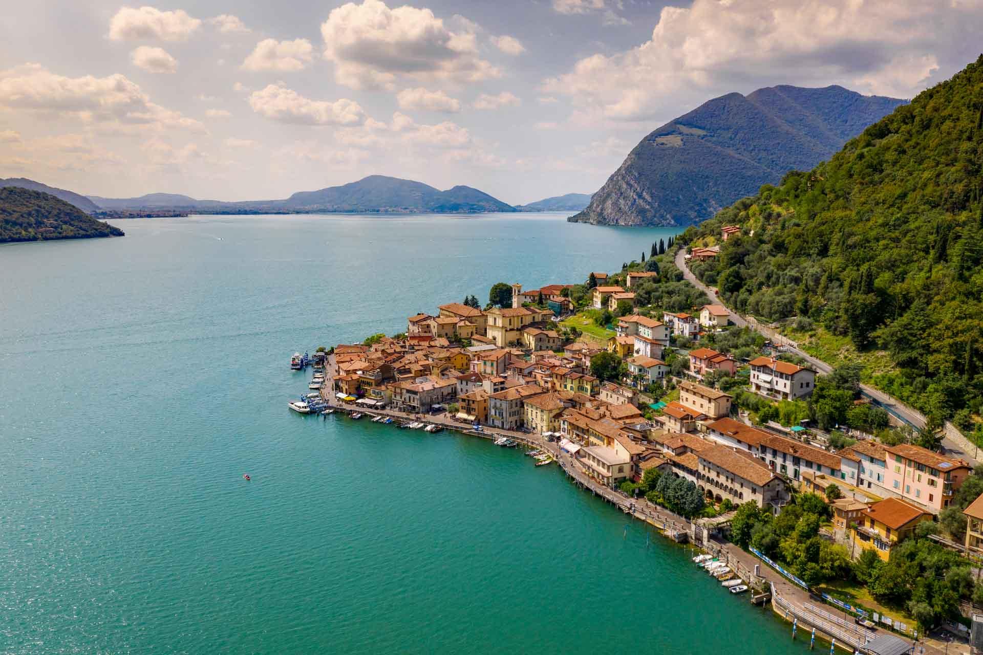 Le village de Peschiera Maraglio sur Monte Isola © AdobeStock Silvano Rebai 