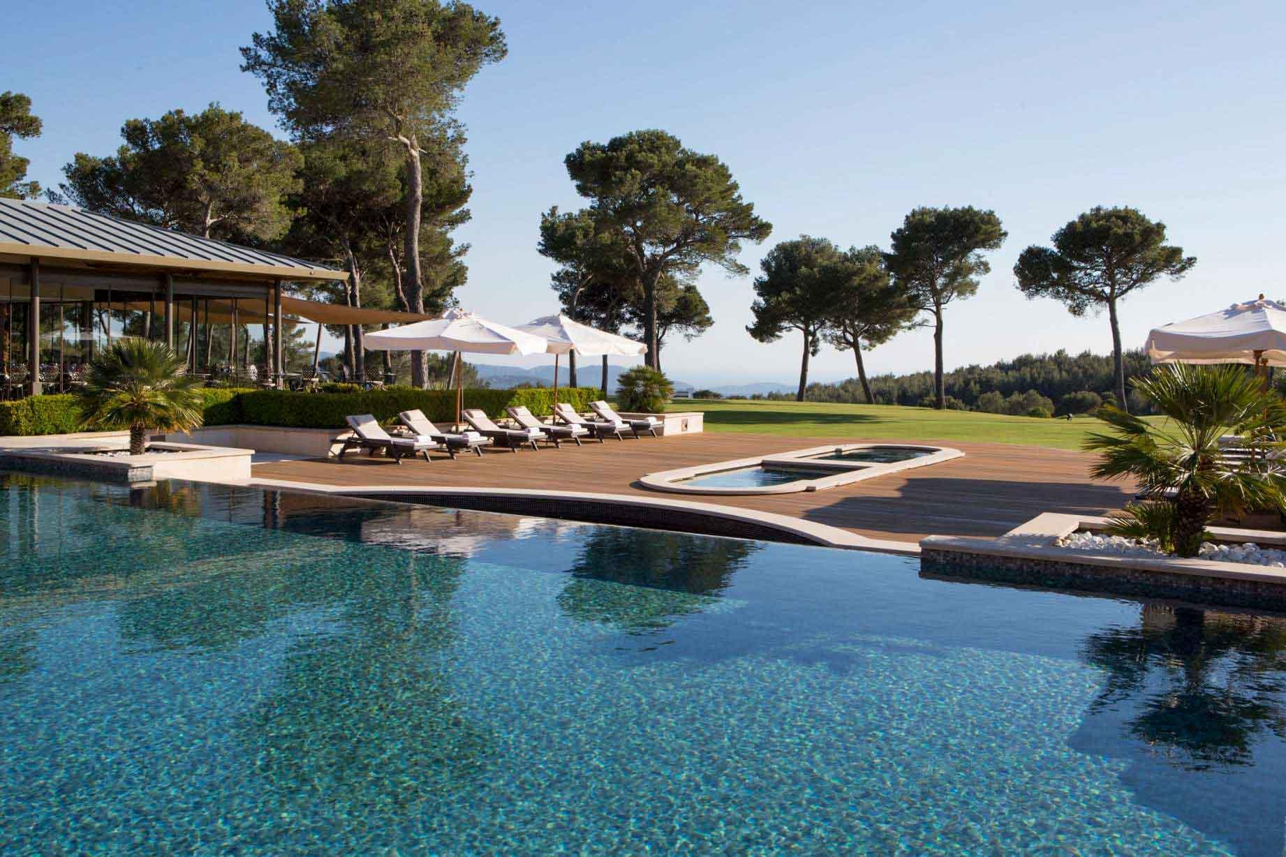 La piscine du Castellet et sa vue imprenable © DR