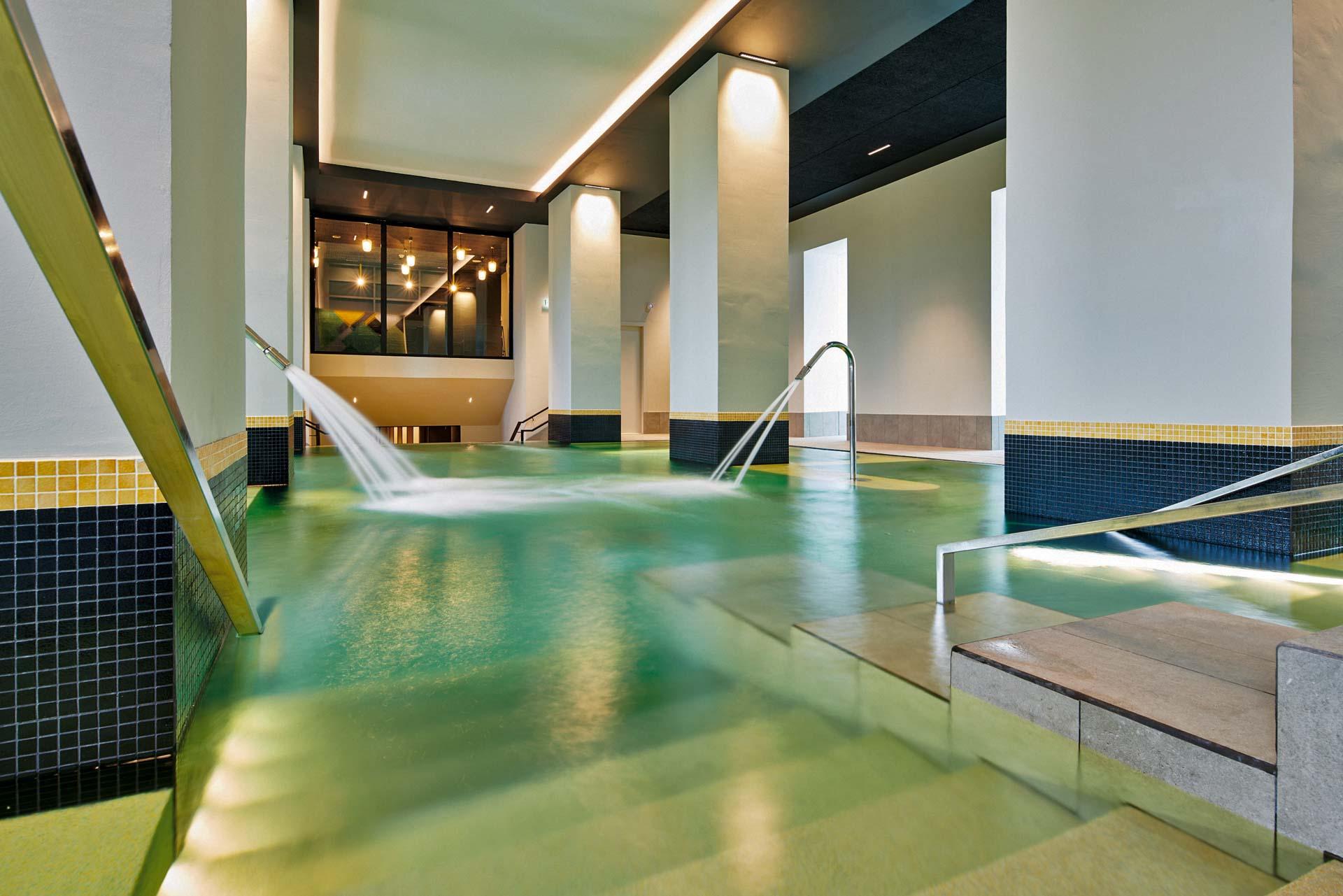 La piscine principale du spa Cinq Mondes au Splendid © Le Splendid