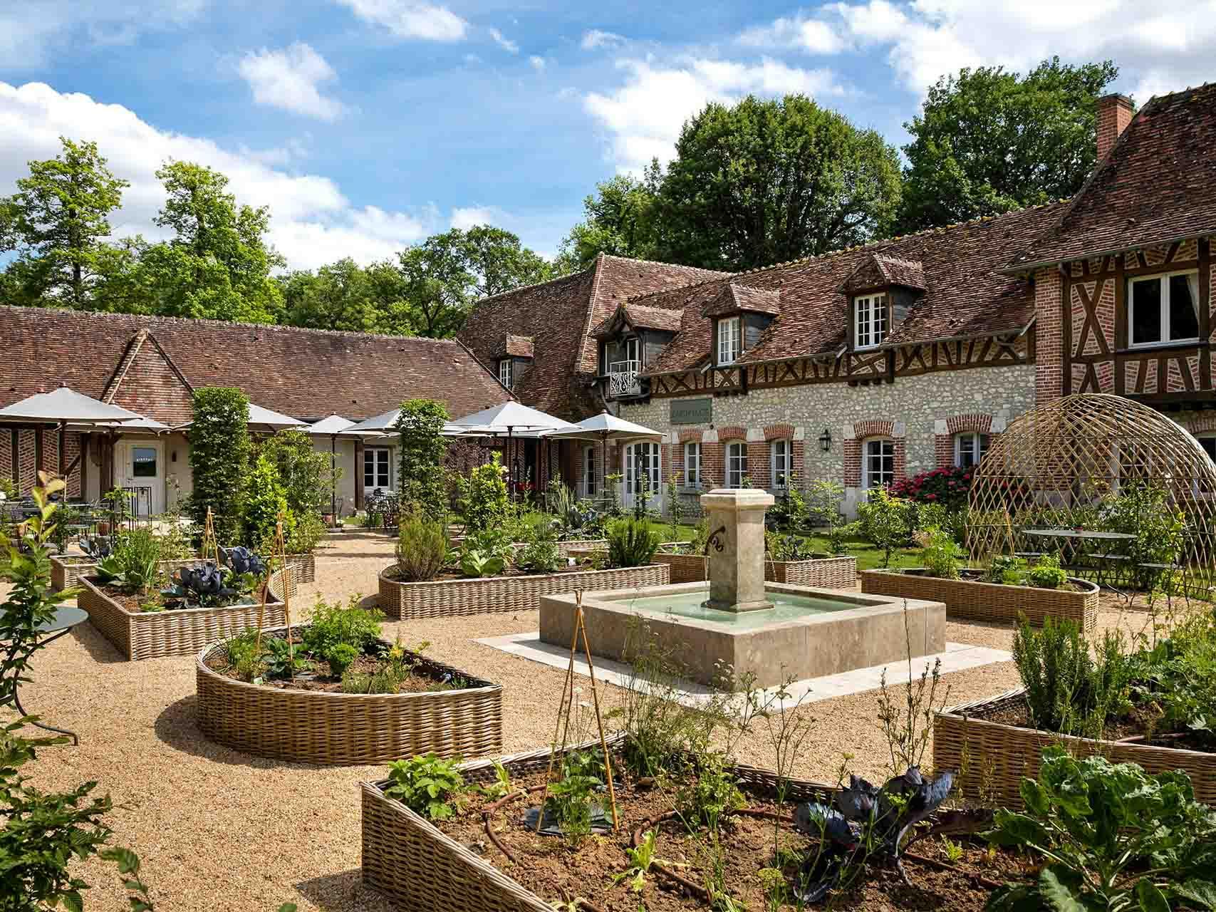 Le parc typiquement solognot se prolonge dans la cour des Hauts de Loire © Fabrice Rambert