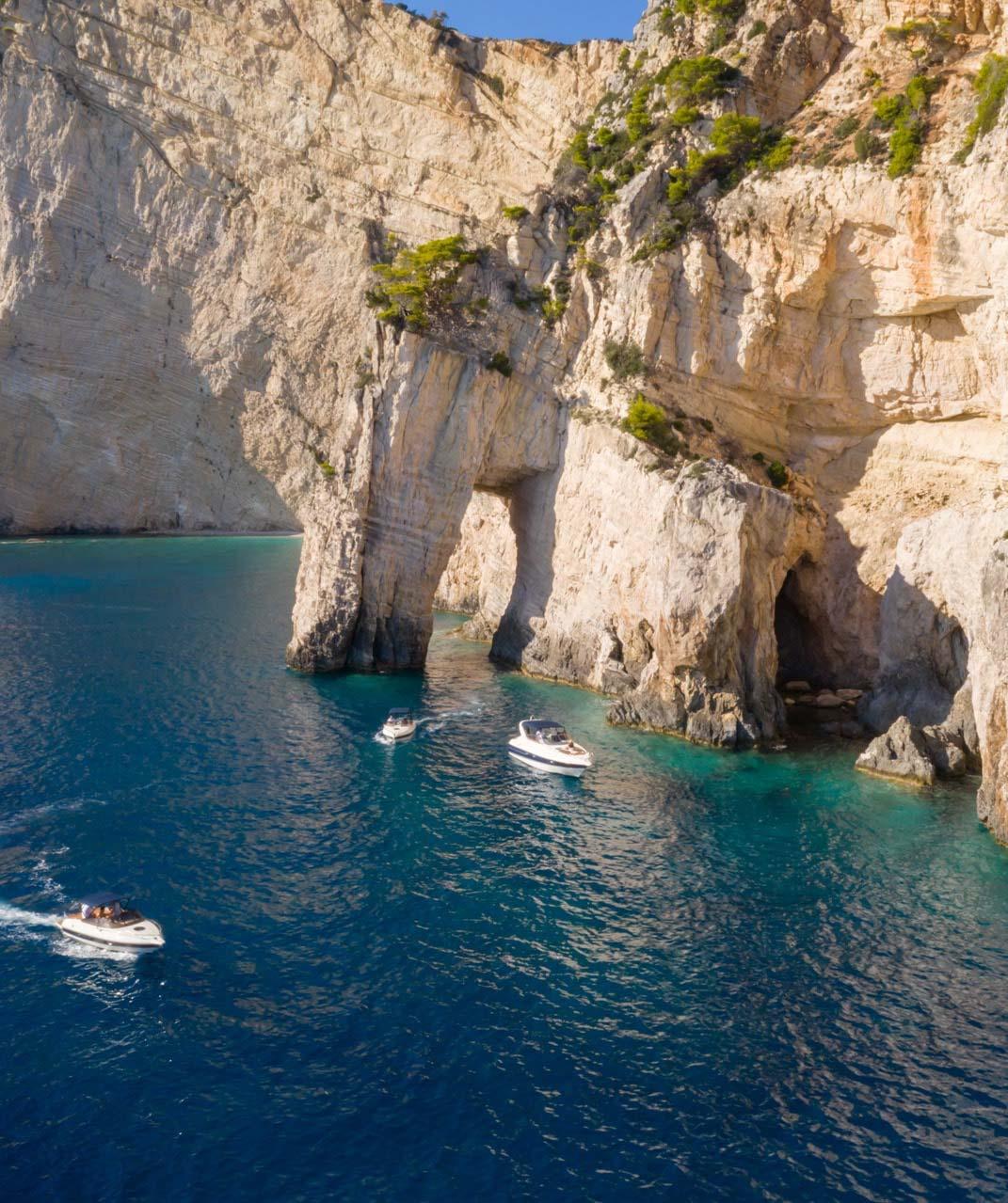 Les falaises de l’île de Cordou abrites de nombreuses criques et grottes à visiter en bateau © DR