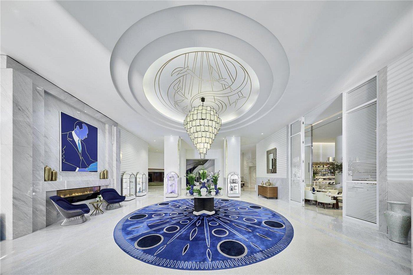 Le lobby magistral du Martinez à Cannes © DR