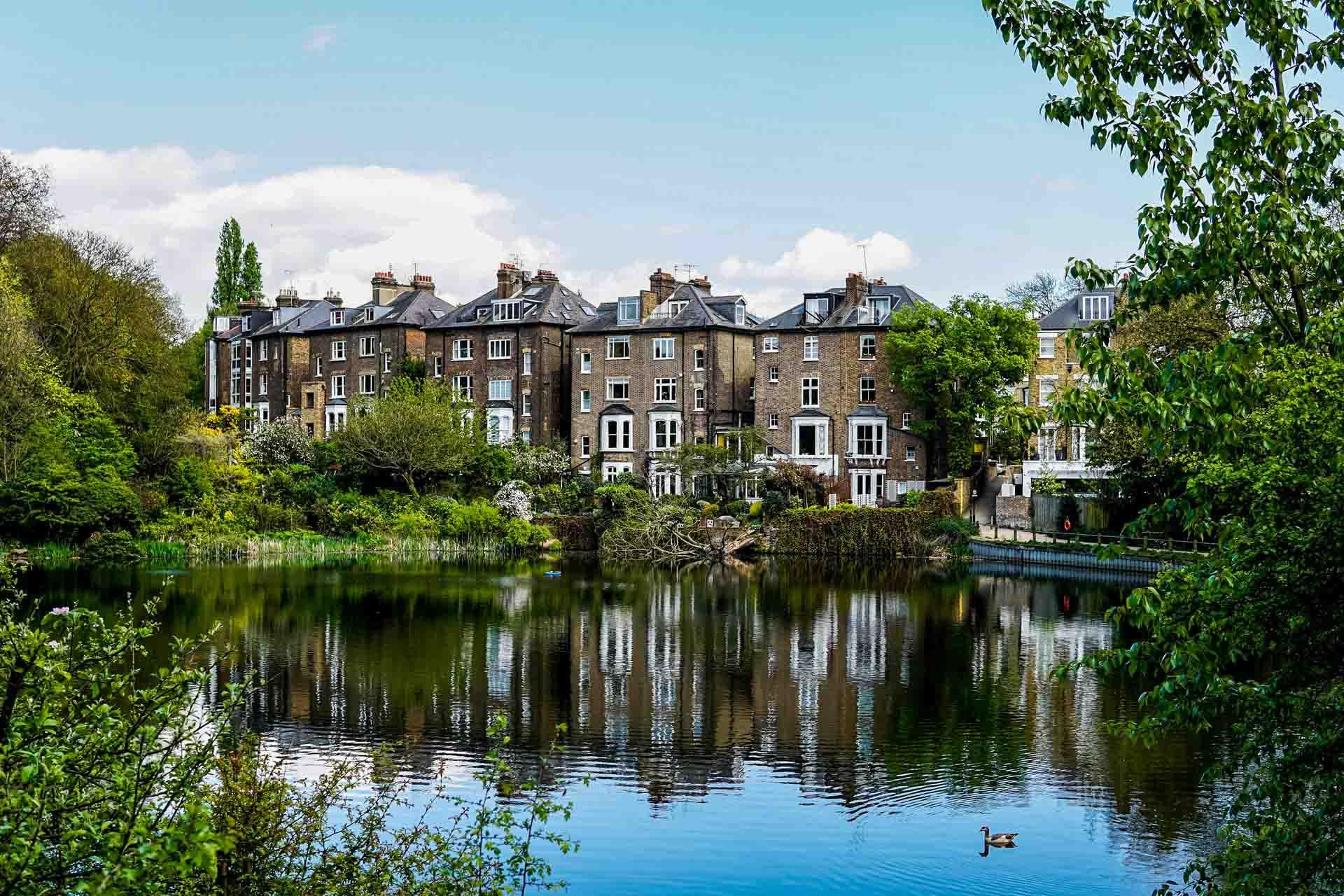 Les maisons dans le quartier de Hampstead Heath © Amadeusz Misiak