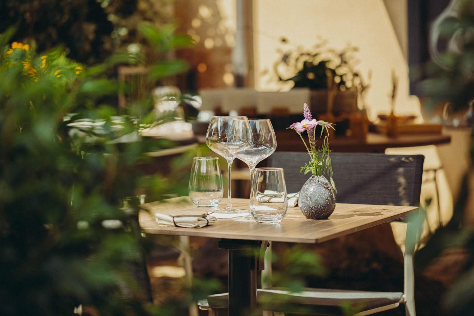 Manger en terrasse au restaurant de l’Auberge de Clochemerle © Mathilda Perrot
