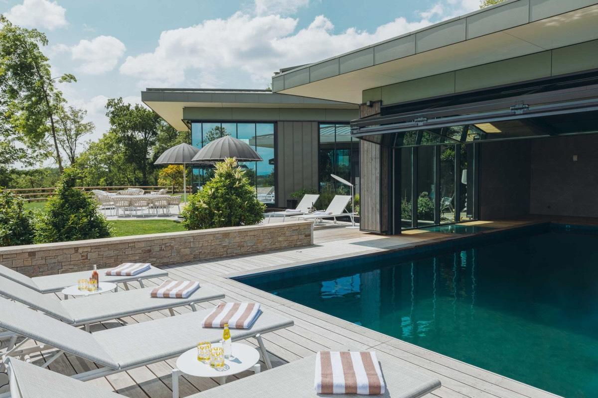 La piscine extérieure de l’hôtel © Mathilda Perrot
