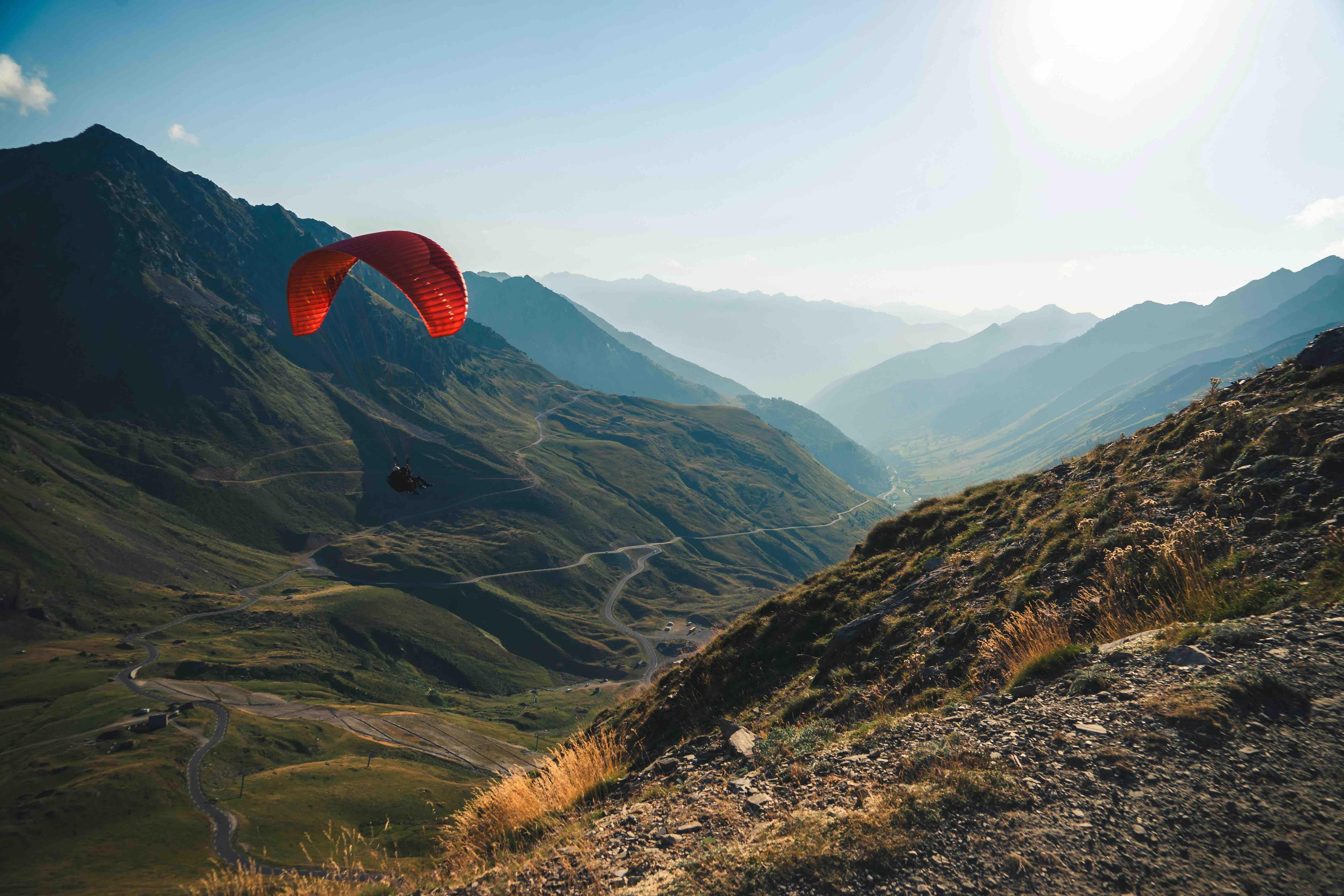 Parapente dans les Pyrénées © Maxime Galliot