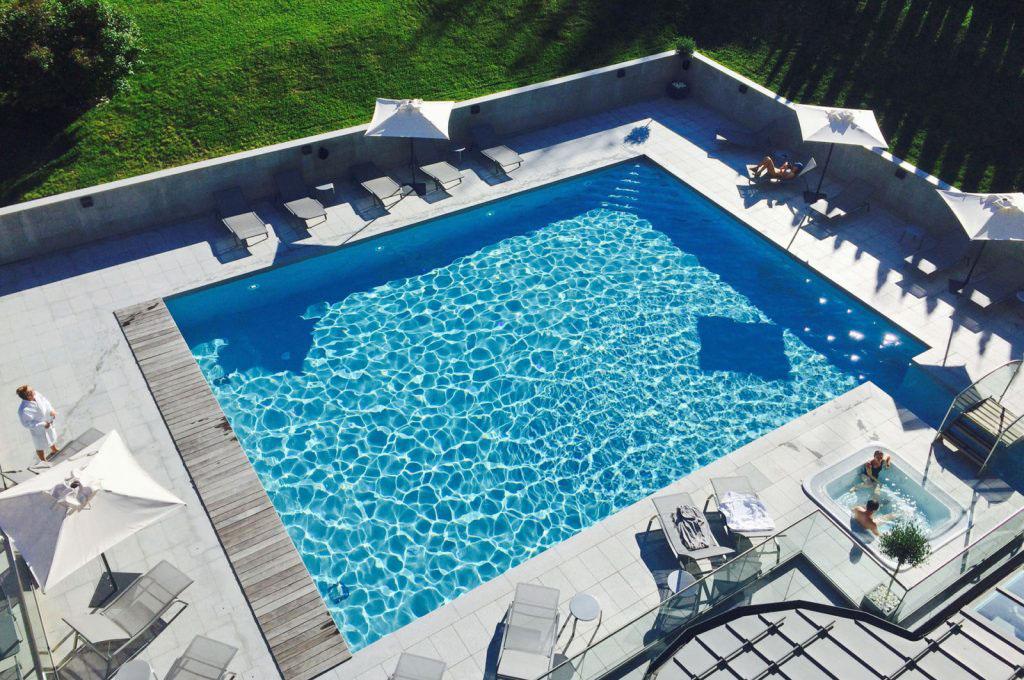 La piscine extérieure ouverte aux beaux jours © Hôtel Mont-Blanc Chamonix