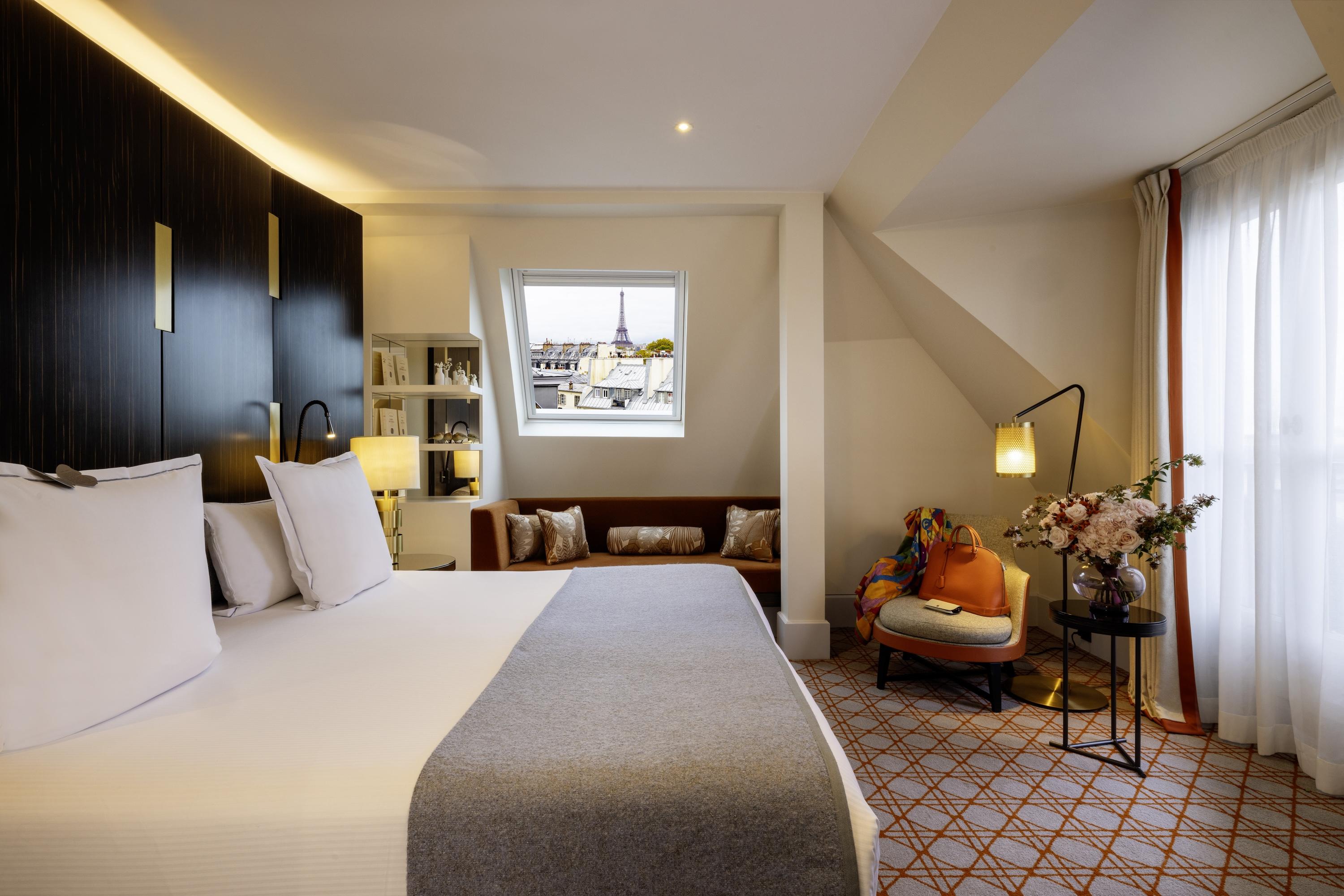 Une chambre de l’hôtel avec vue sur la Tour Eiffel © Hôtel Montalembert
