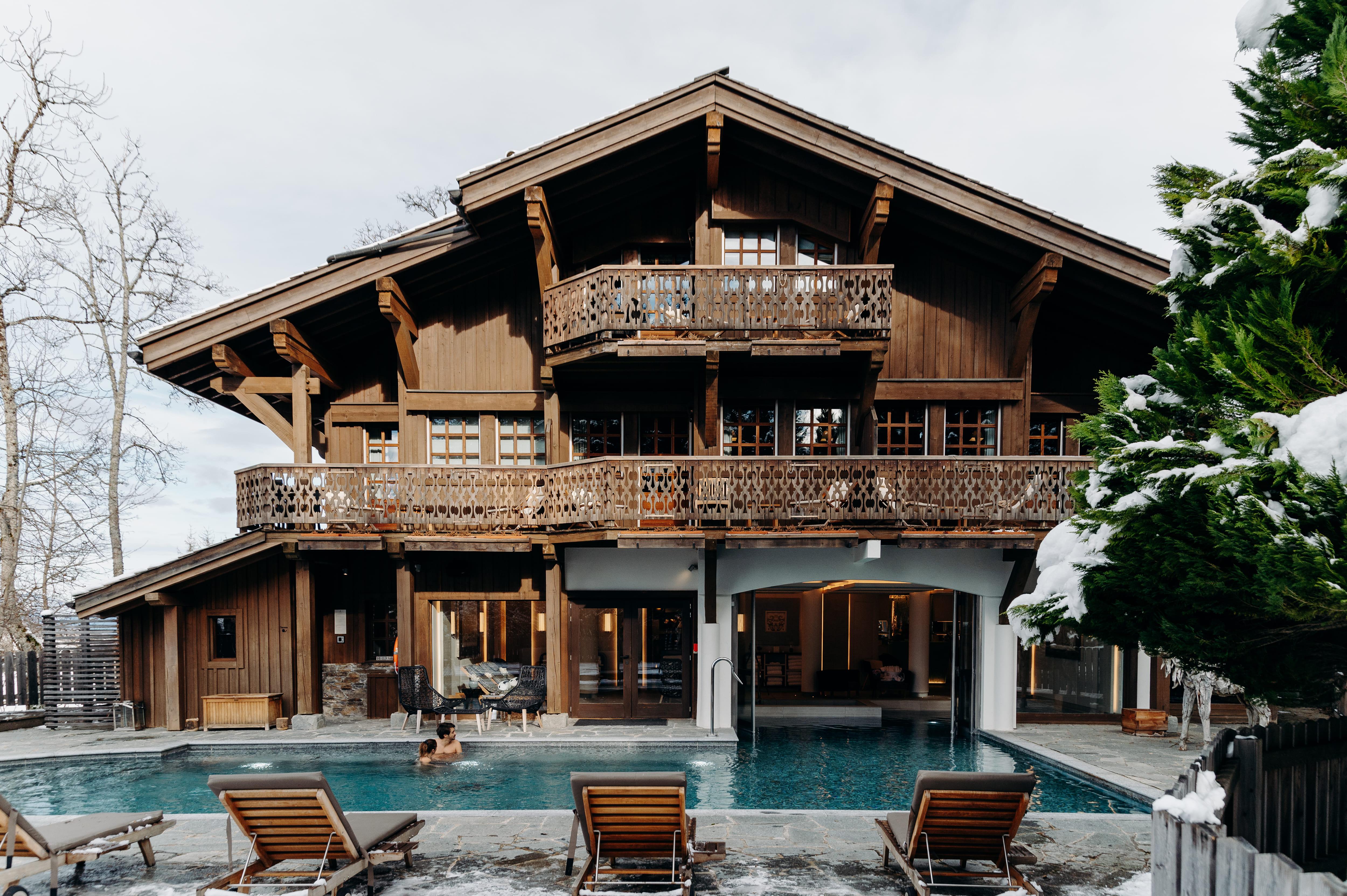 La piscine extérieure © Les Chalets du Monts d’Arbois