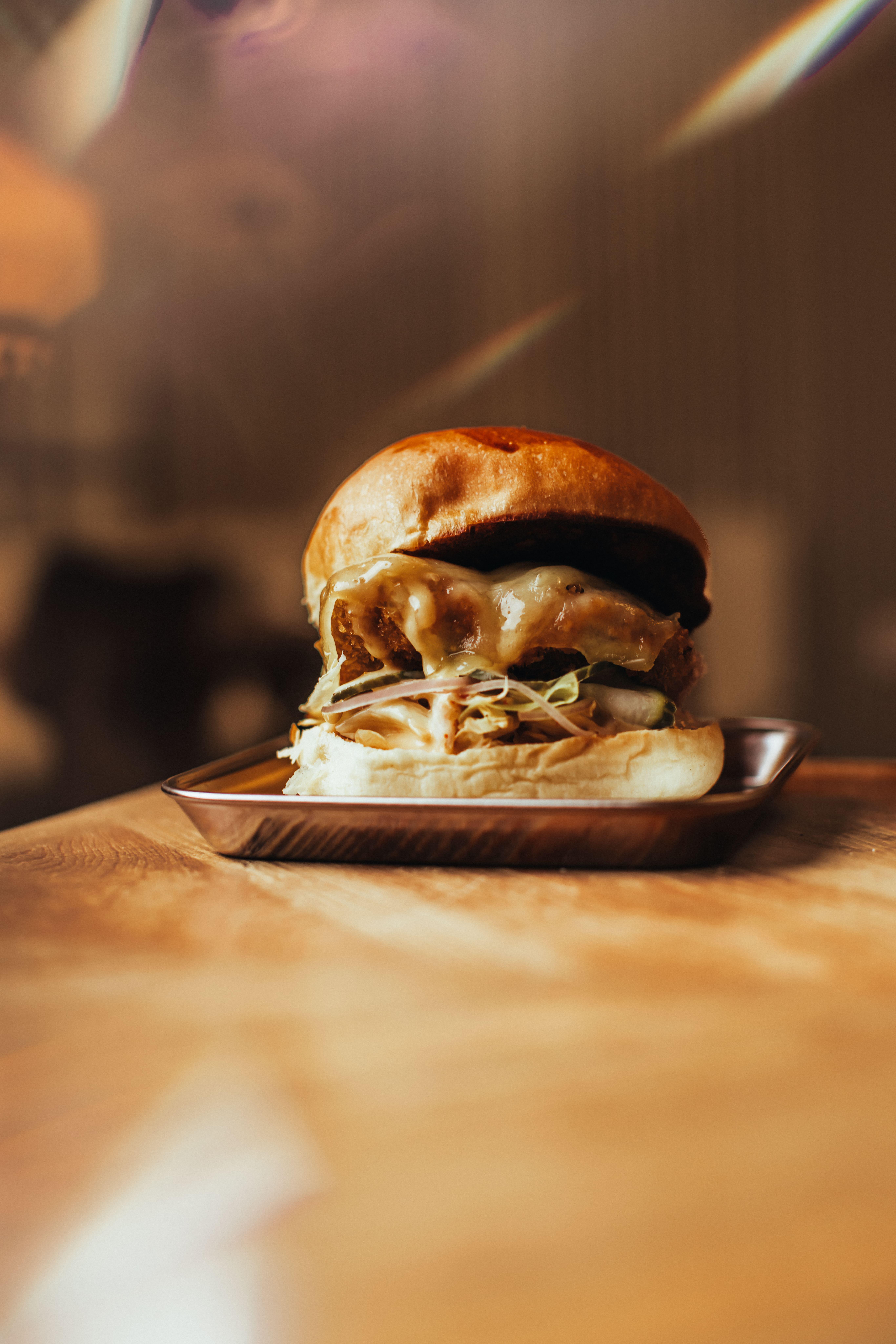 Le burger au poulet frit © Ilya KAGAN