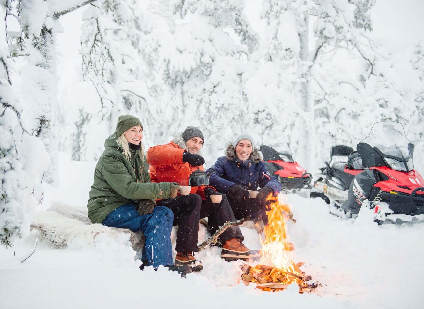 Pause dans les bois pour se réchauffer © Juho Kuva - VisitFinland