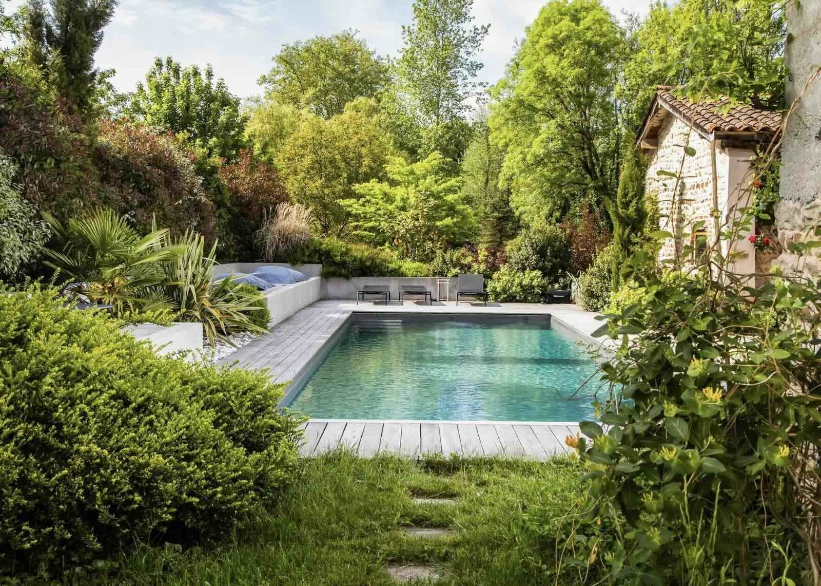 La piscine extérieure de la maison d’hôte © Le Moulin de Longchamp