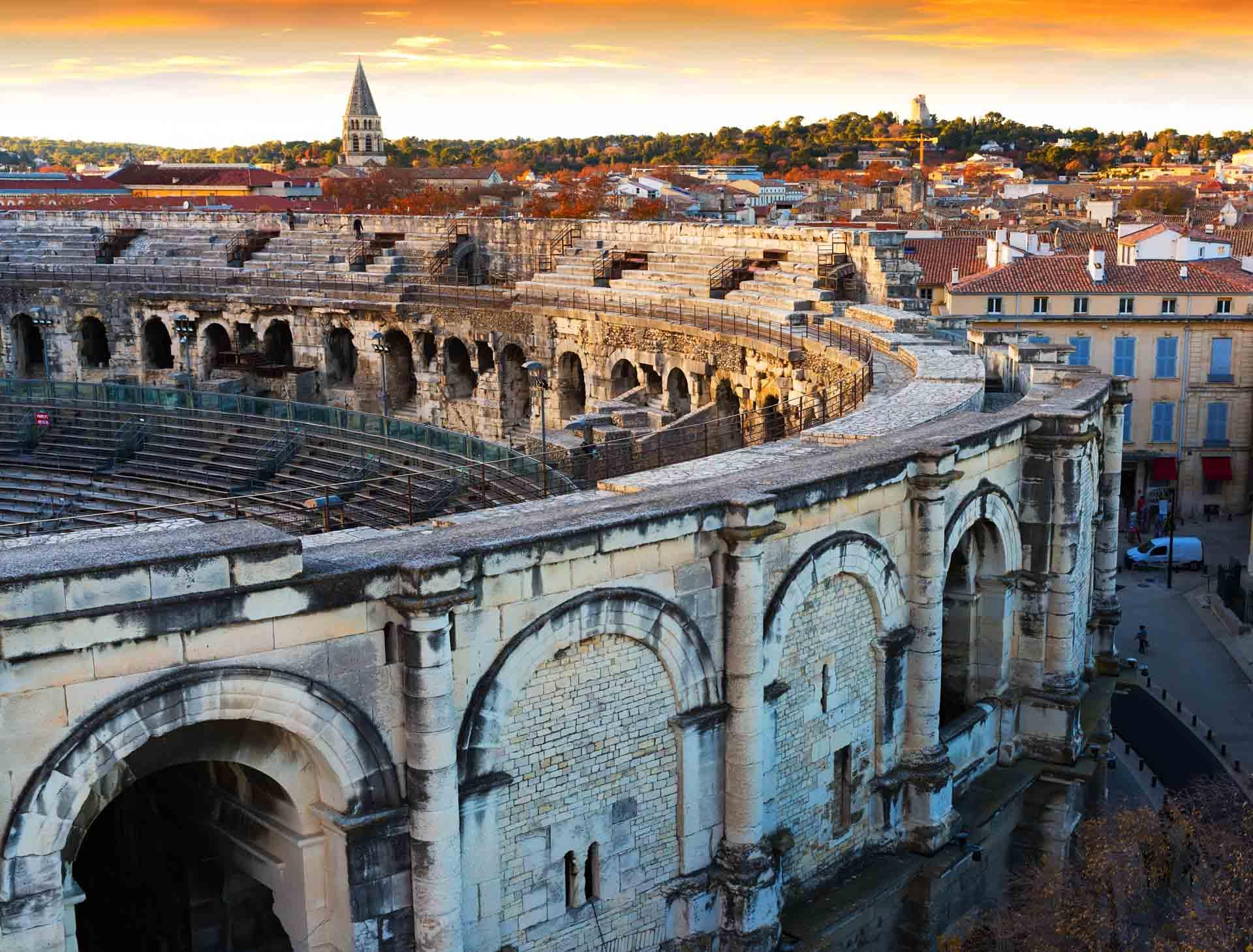 Les Arènes de Nîmes dominent la vieille ville depuis 2000 ans © JackF-AdobeStock 