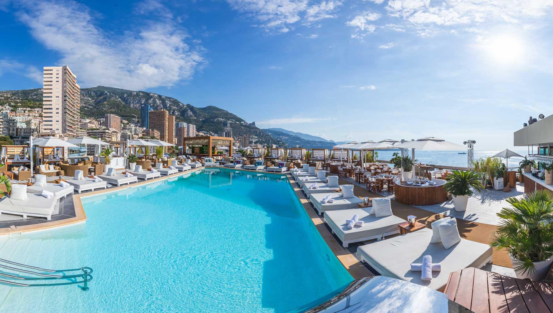 La piscine en rooftop du Fairmont Monte-Carlo © Artman Agency